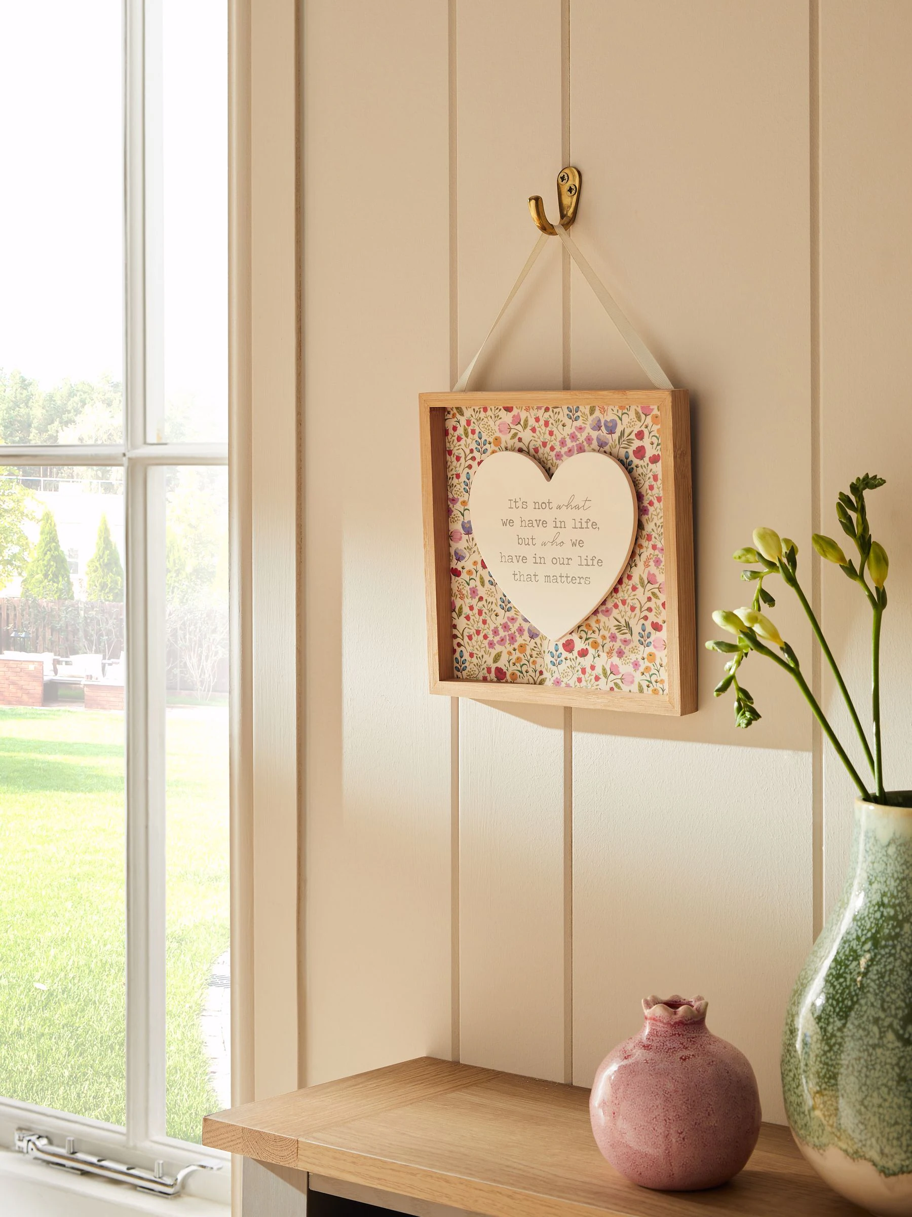 Wanddecoratie met sloganhart en bloemetjesprint