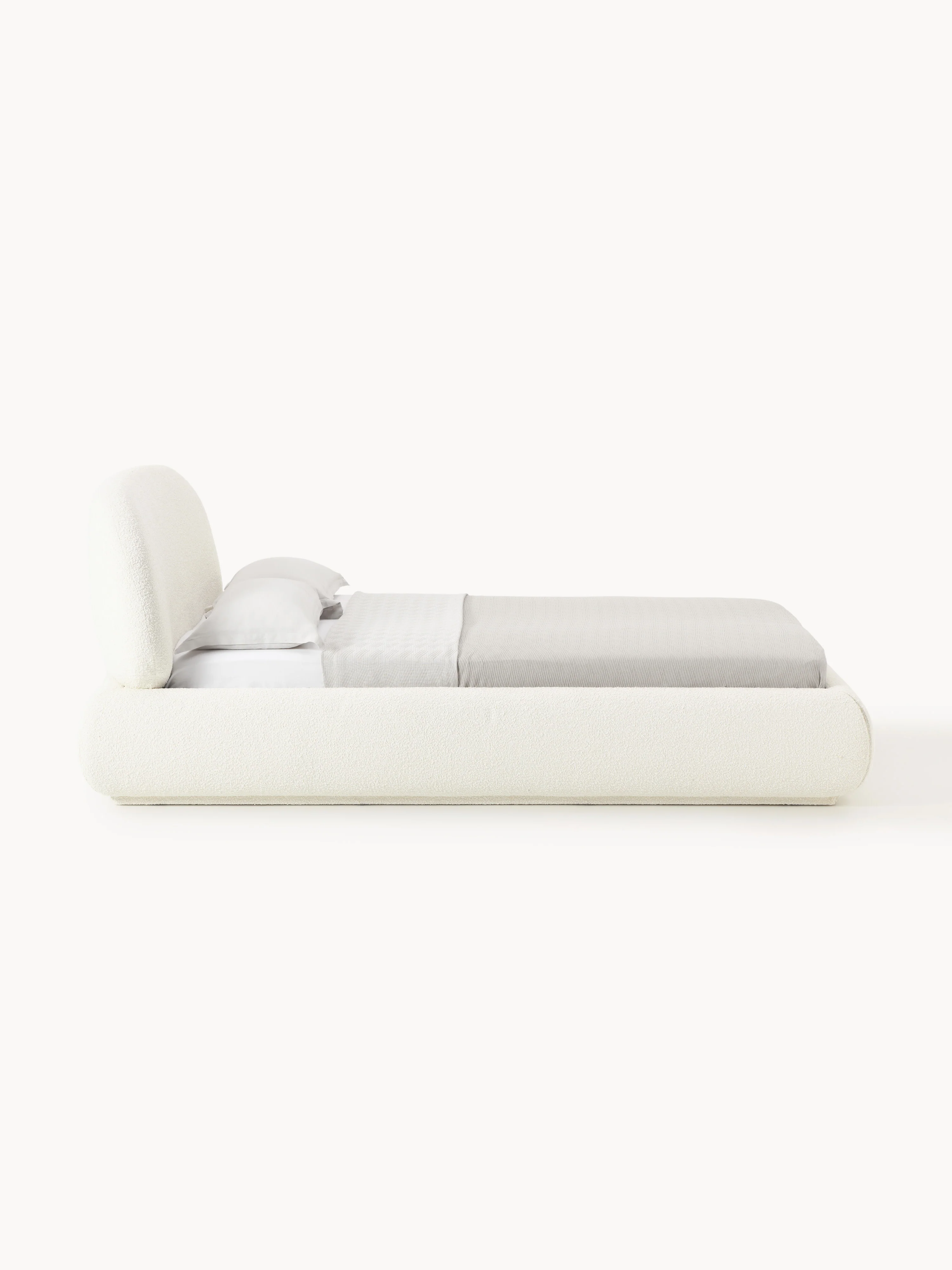Bouclé gestoffeerd bed Alba