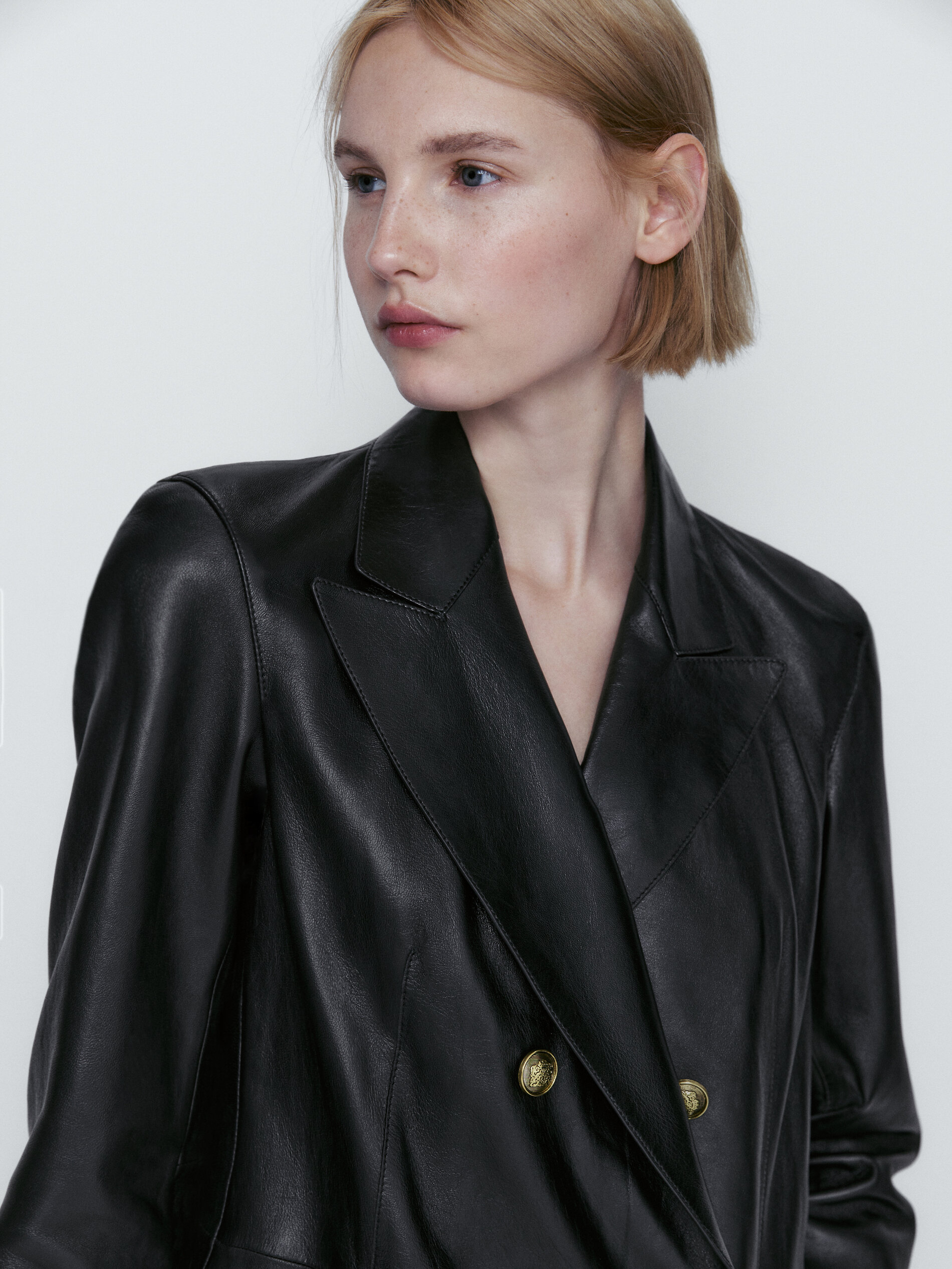 Jaqueta trench coat em napa com botões dourados - PRETA