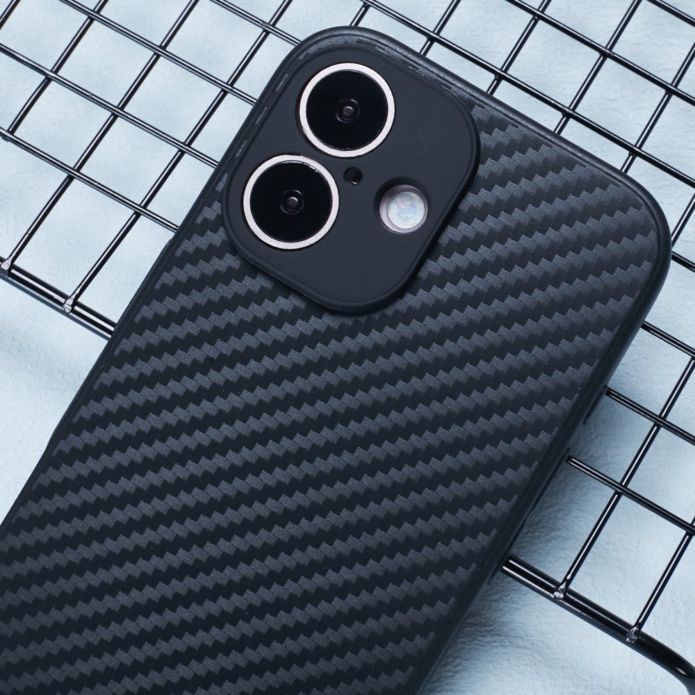 iPhone 16 Gummi Hülle im Carbon Look - Schwarz