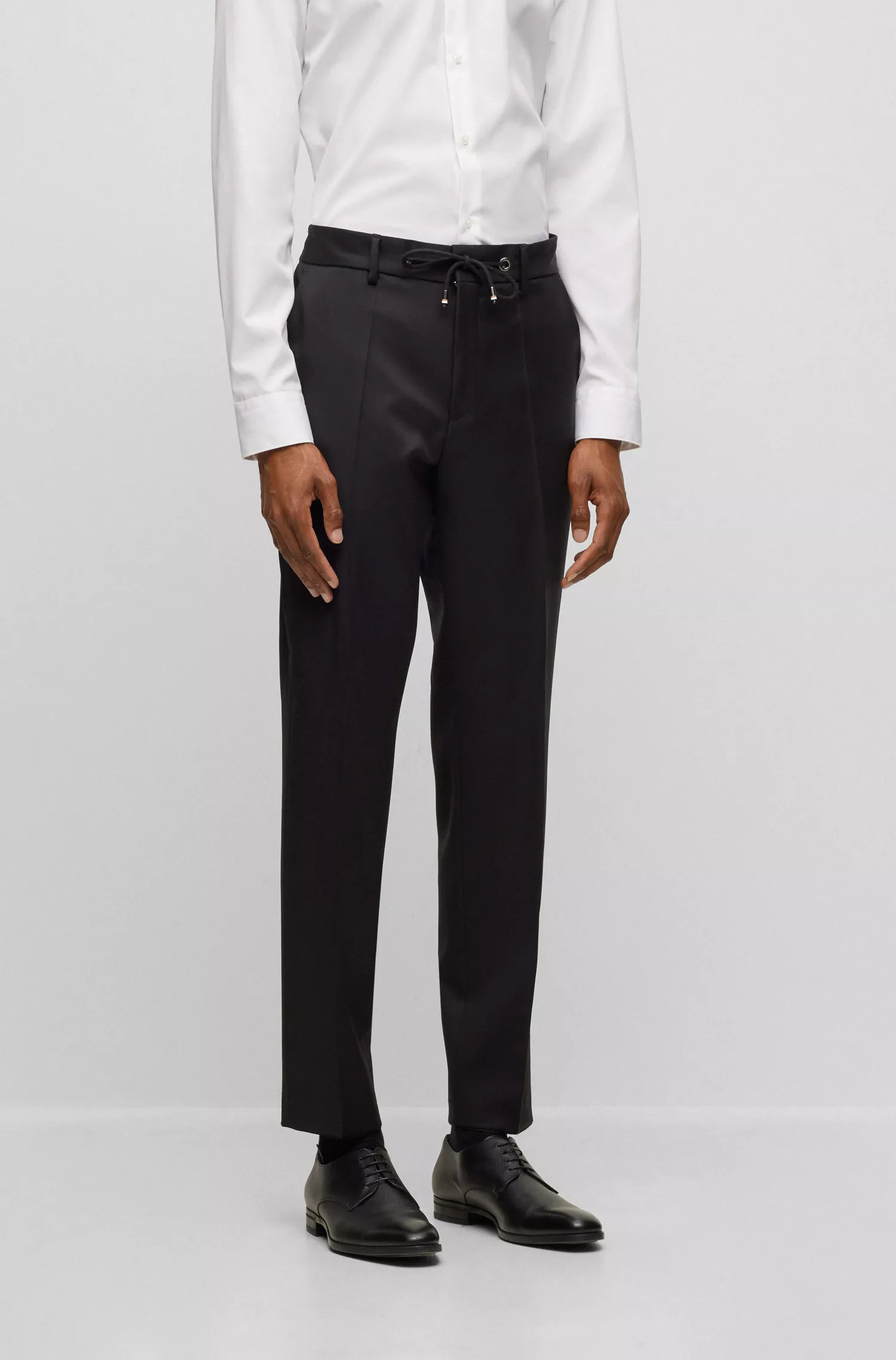Calça BOSS preta, corte slim, em lã virgem, com cintura ajustável por cordão.