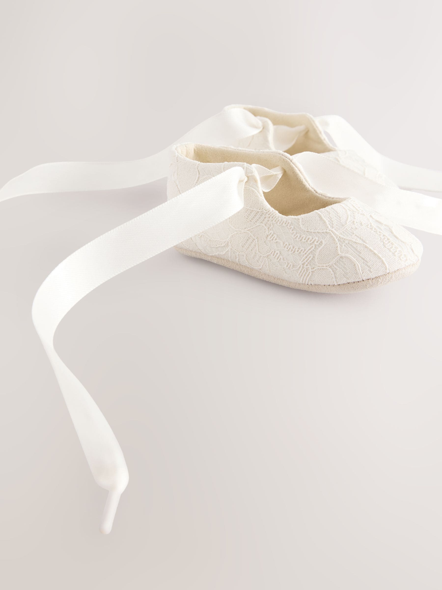 Crèmekleurig kant - Feestelijke babyschoenen met strik vooraan (0 - 24 mnd)