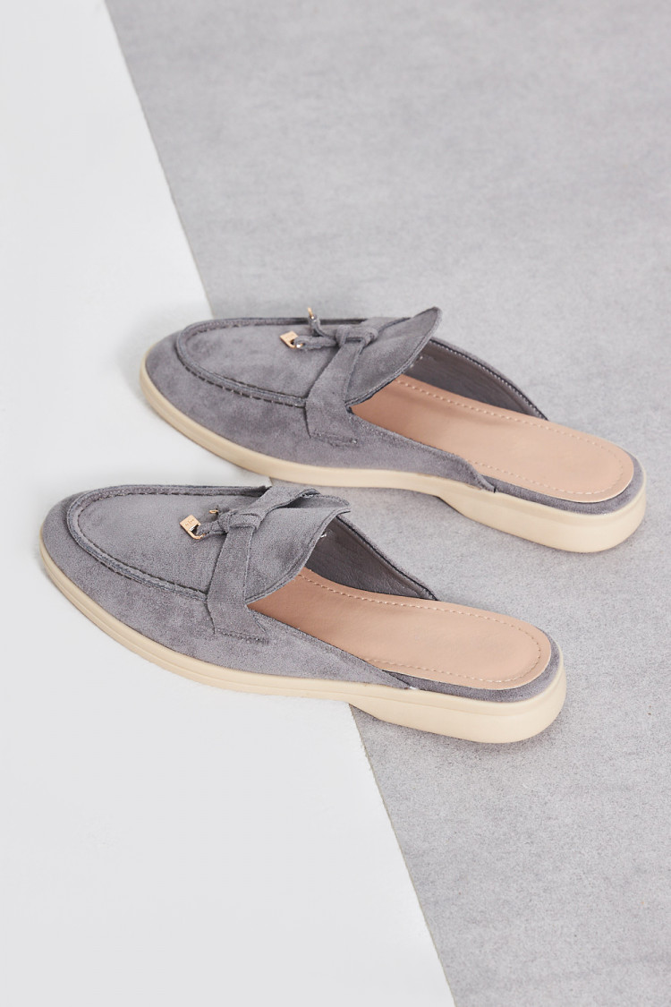 Mocassin en velours gris ouvert