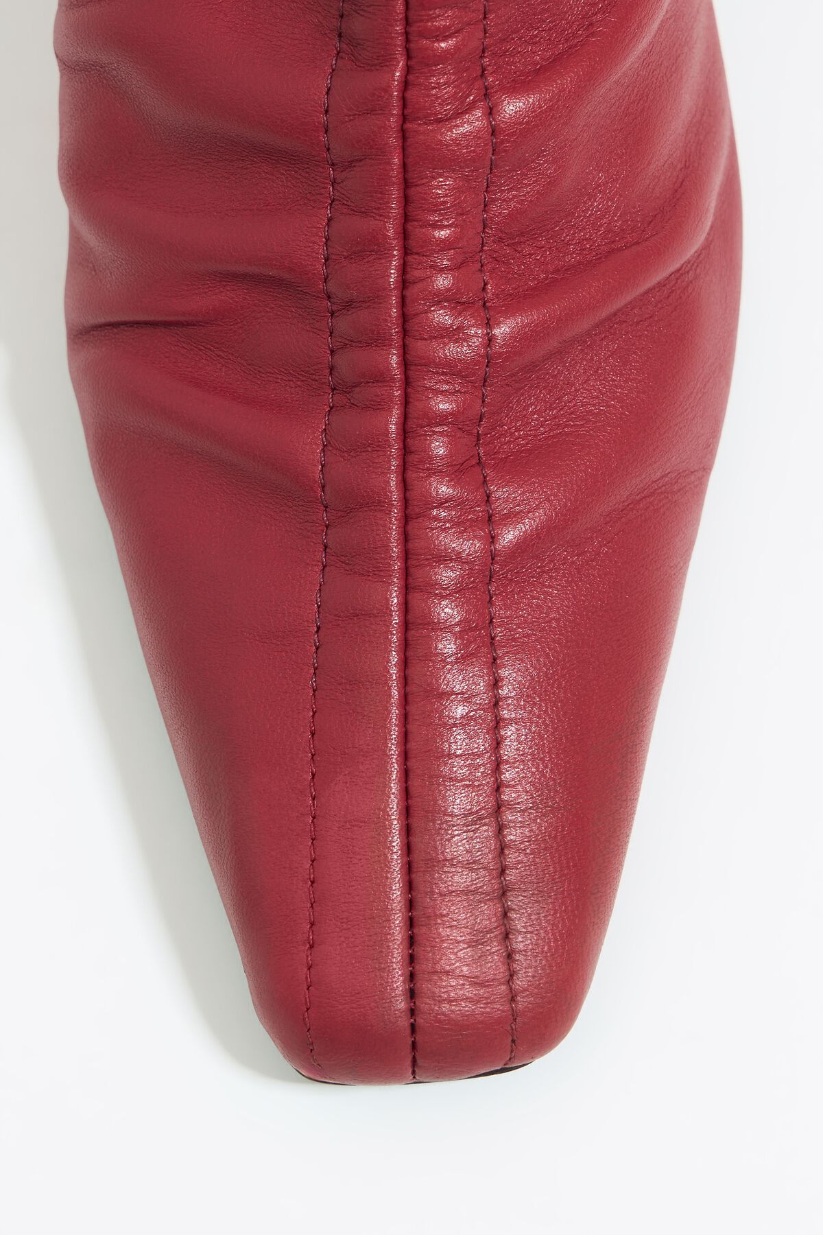 Bota de cano curto franzida com salto em couro vermelho