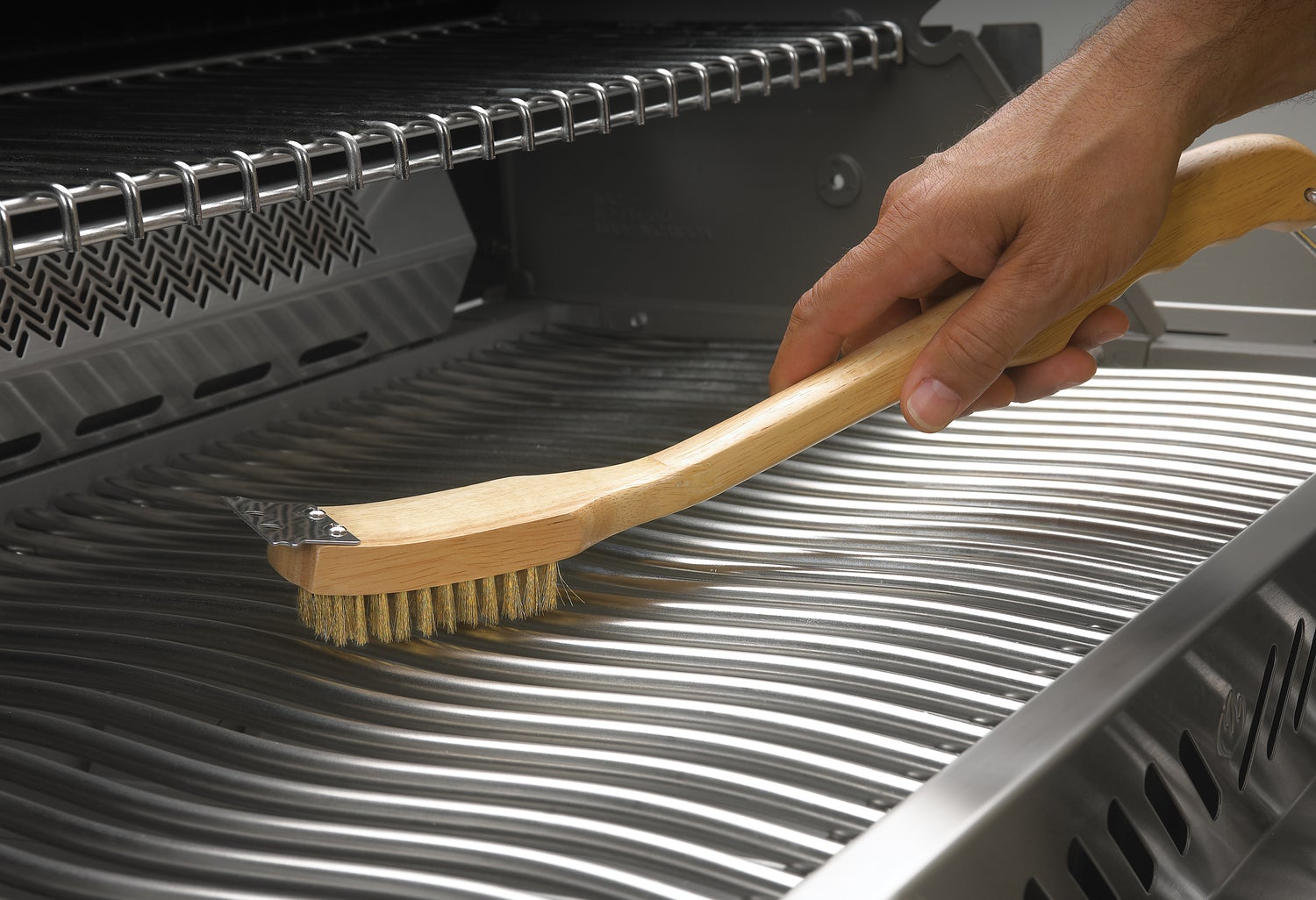 Napoleon grillborstel messing met houten handvat
