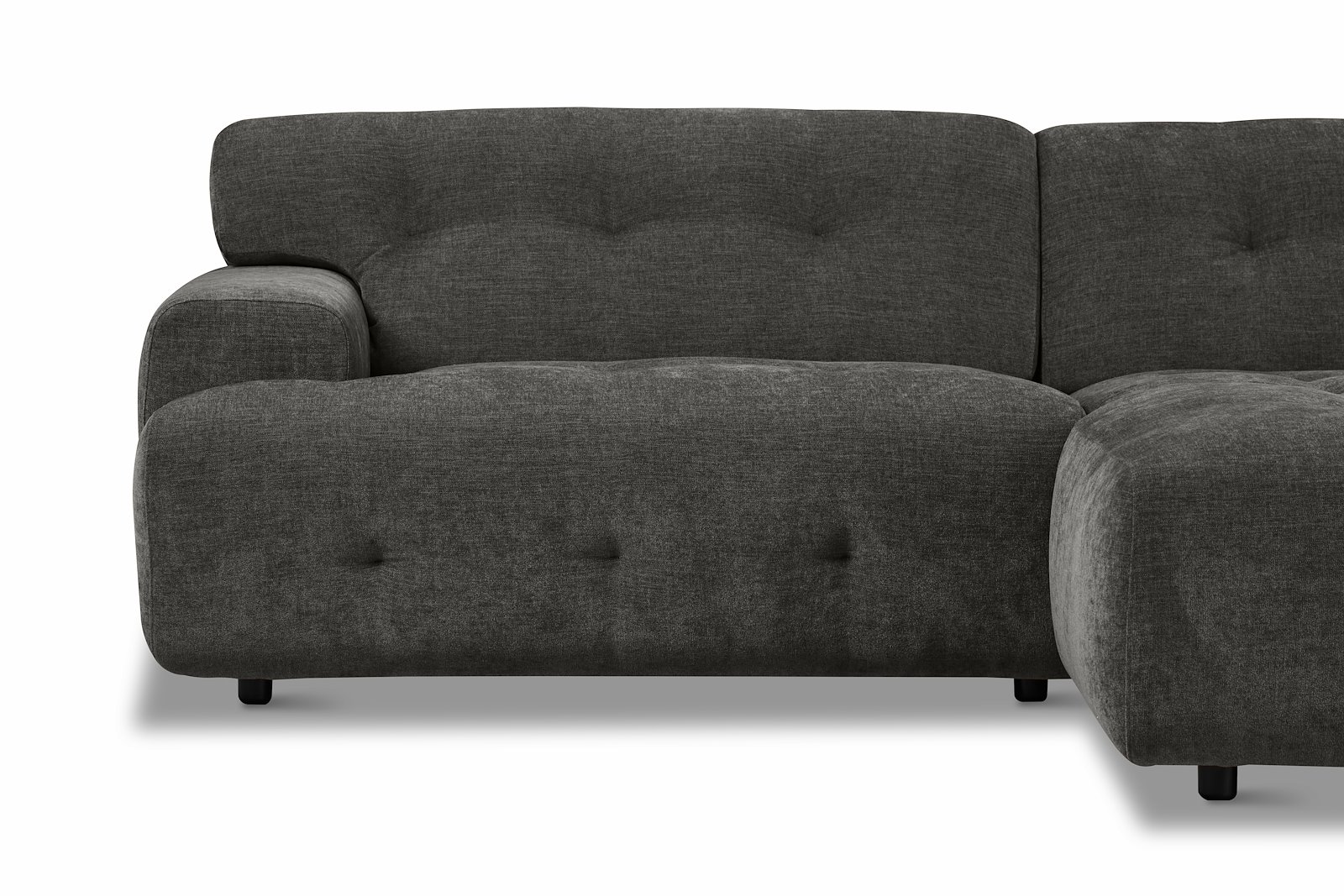 Bob sofa 1,5-seter med sjeselong høyre. Tekstil City 98 Dark Grey med sorte ben.
