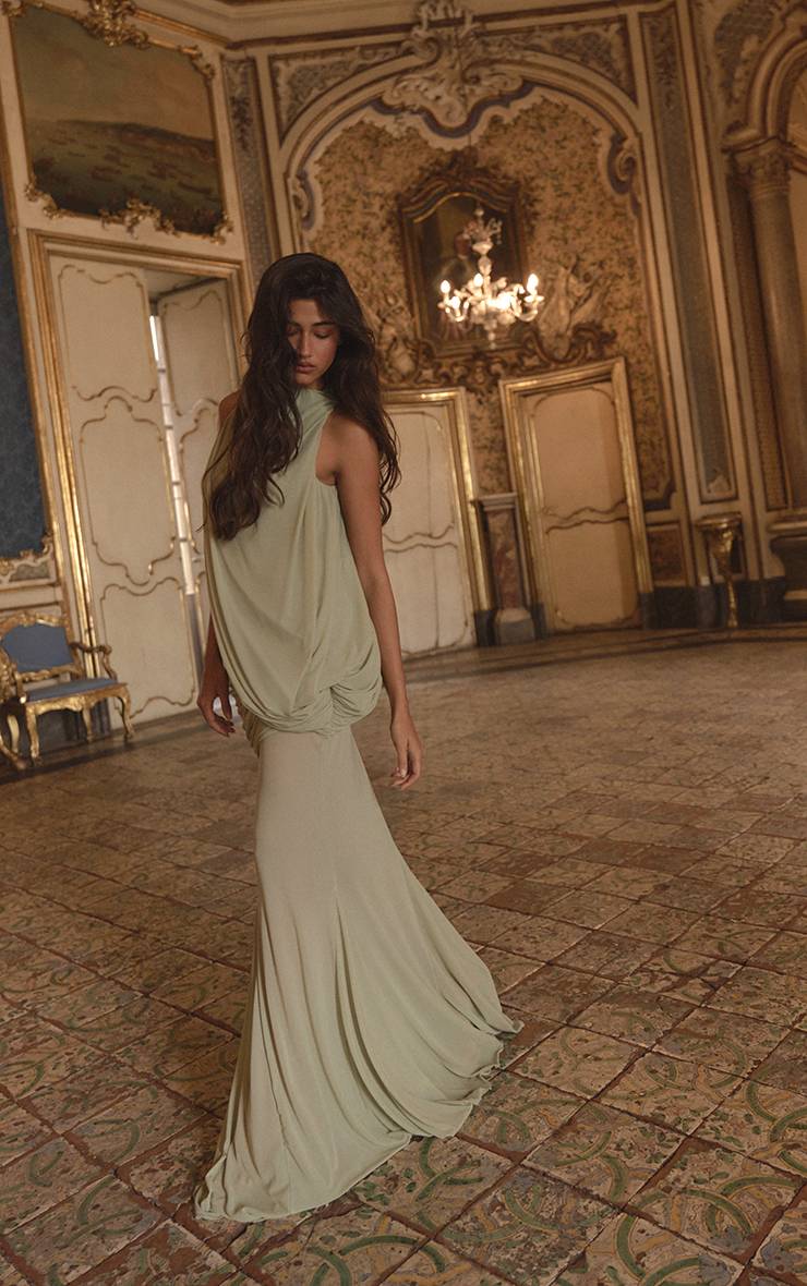 Vert Sauge Robe Longue Moulante Plt Label En Mesh À Col Montant Avec Drapé Asymétrique Et Godets À Queue De Poisson
