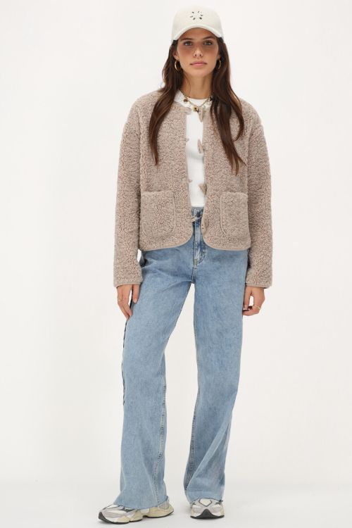 Beige teddy jas met knopen