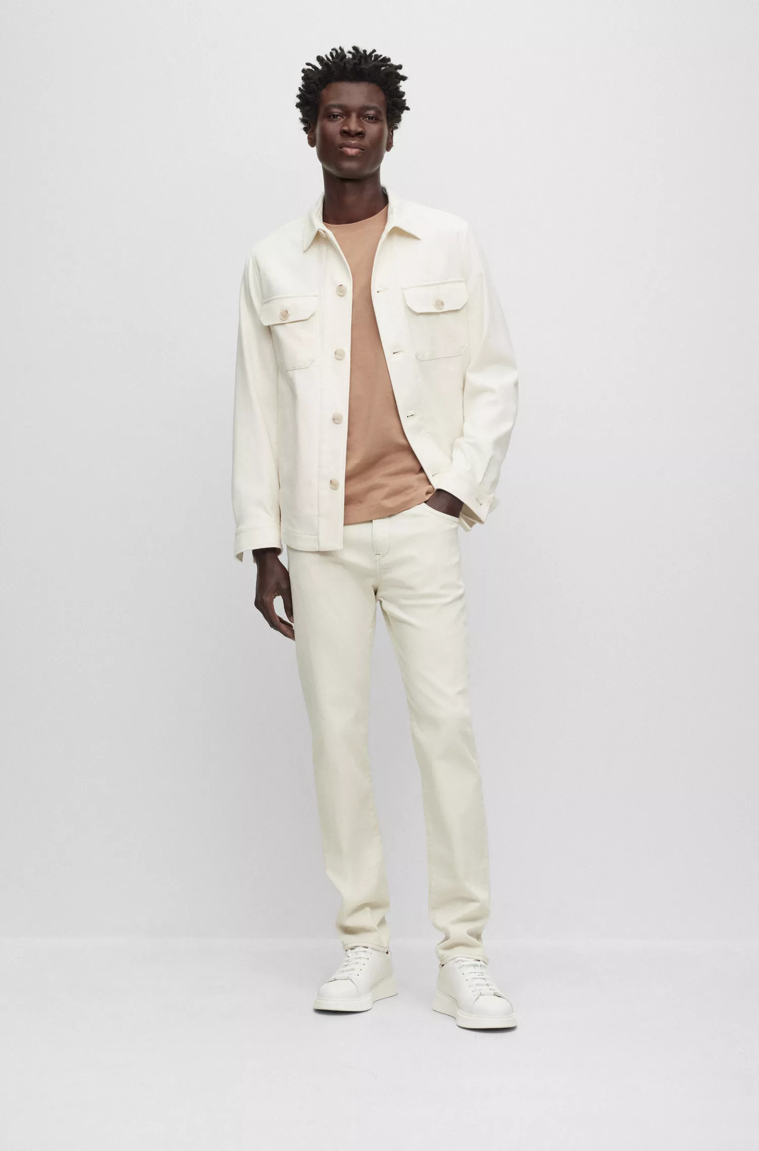 Calça jeans BOSS preta, corte slim, em denim italiano supermacio.