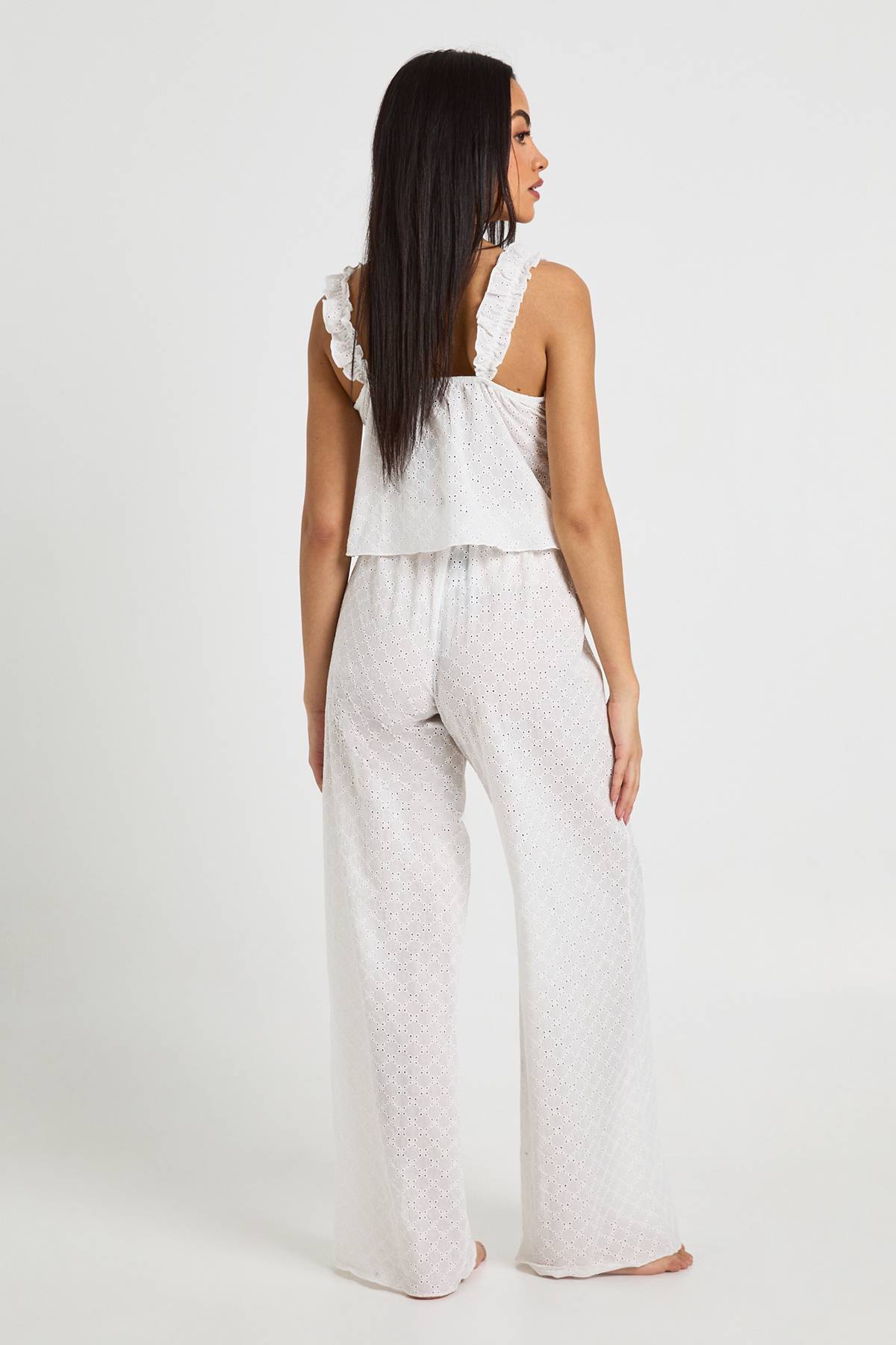 boohoo Ensemble Pyjama Caraco Et Pantalon Avec Détail De Volant En Broderie Anglaise