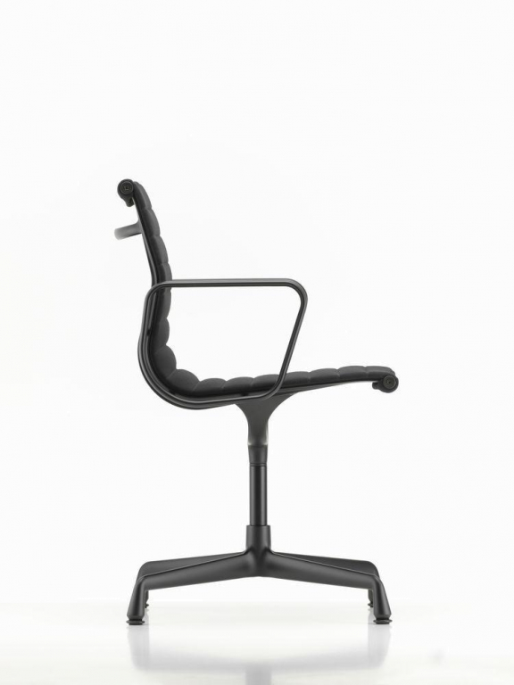 Vitra Aluminium Chair EA 104 bureaustoel zwart onderstel Hopsak 66