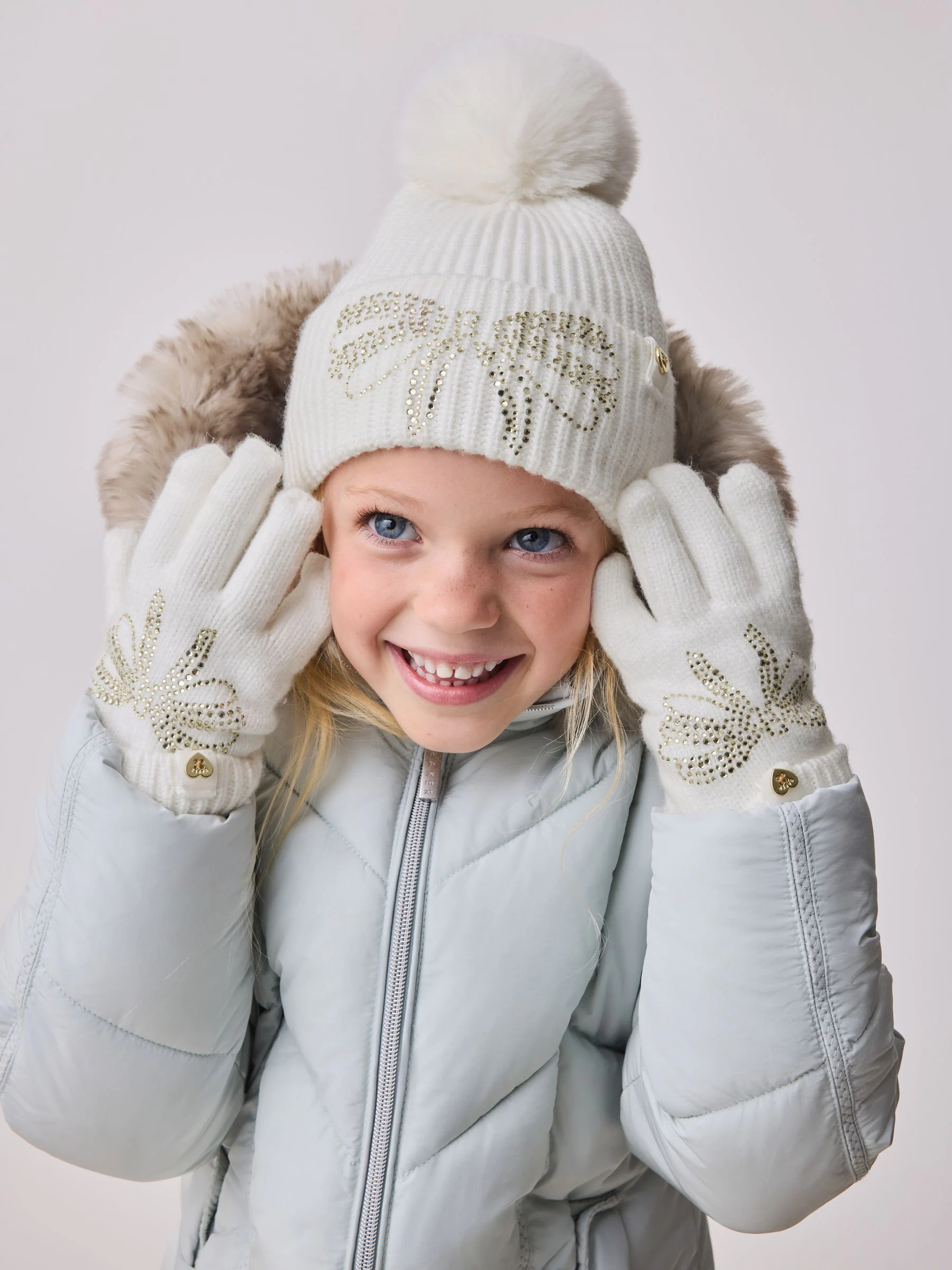 Crème - Baker by Ted Baker - Set van gebreide muts met strik, pompon en handschoenen met siersteentjes voor meisjes