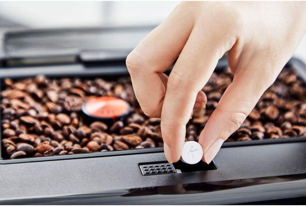 Krups Machine à café broyeur grain, 2 expresso simultanés, Nettoyage automatique, Buse vapeur Cappuccino, Essential blanche EA810570