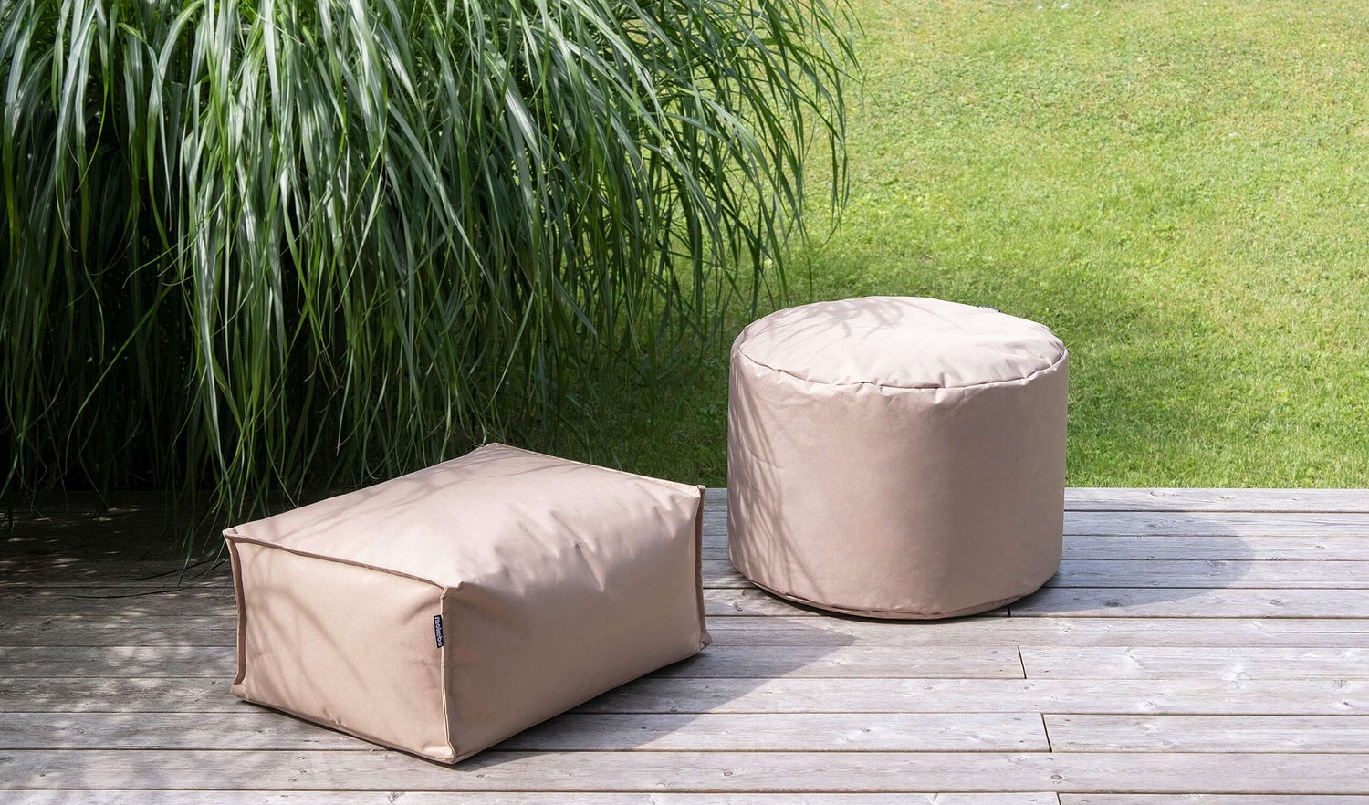 Buitenpoef of kruk 60x40cm in beige voor balkon en tuin 'De relaxpoef', ronde zitkruk, vloerkussen, voetenbankje, poef, voetenbank en bijzettafel met EPS-korrelvulling, geschikt voor binnengebruik