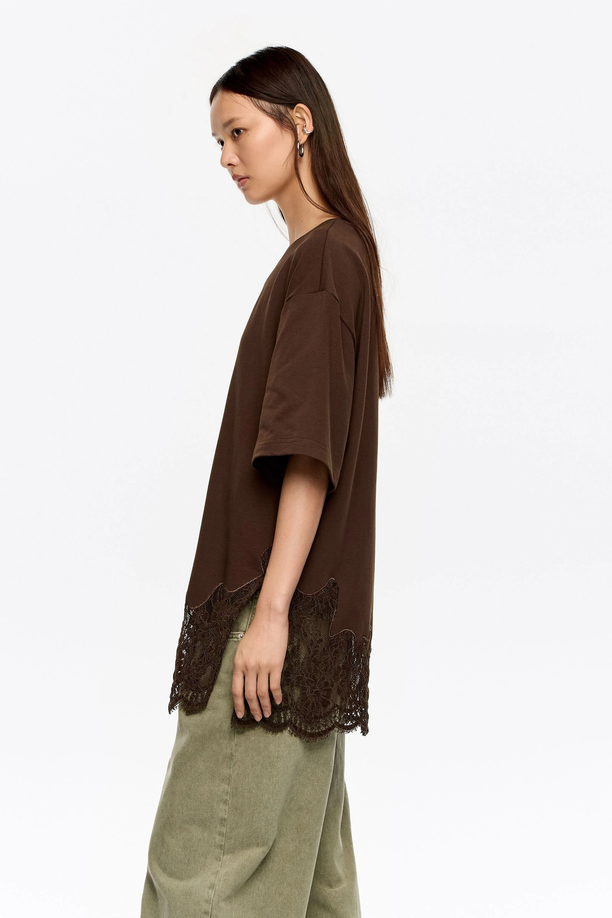 Camiseta oversized marrom escura com detalhes em renda