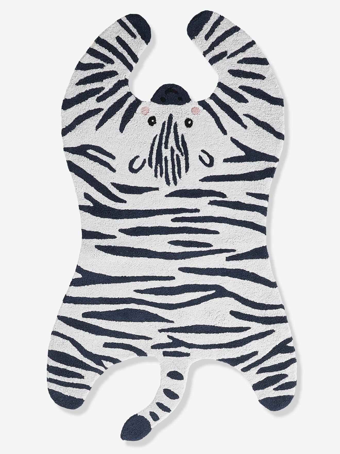 Tapete liso branco claro com estampa de zebra.