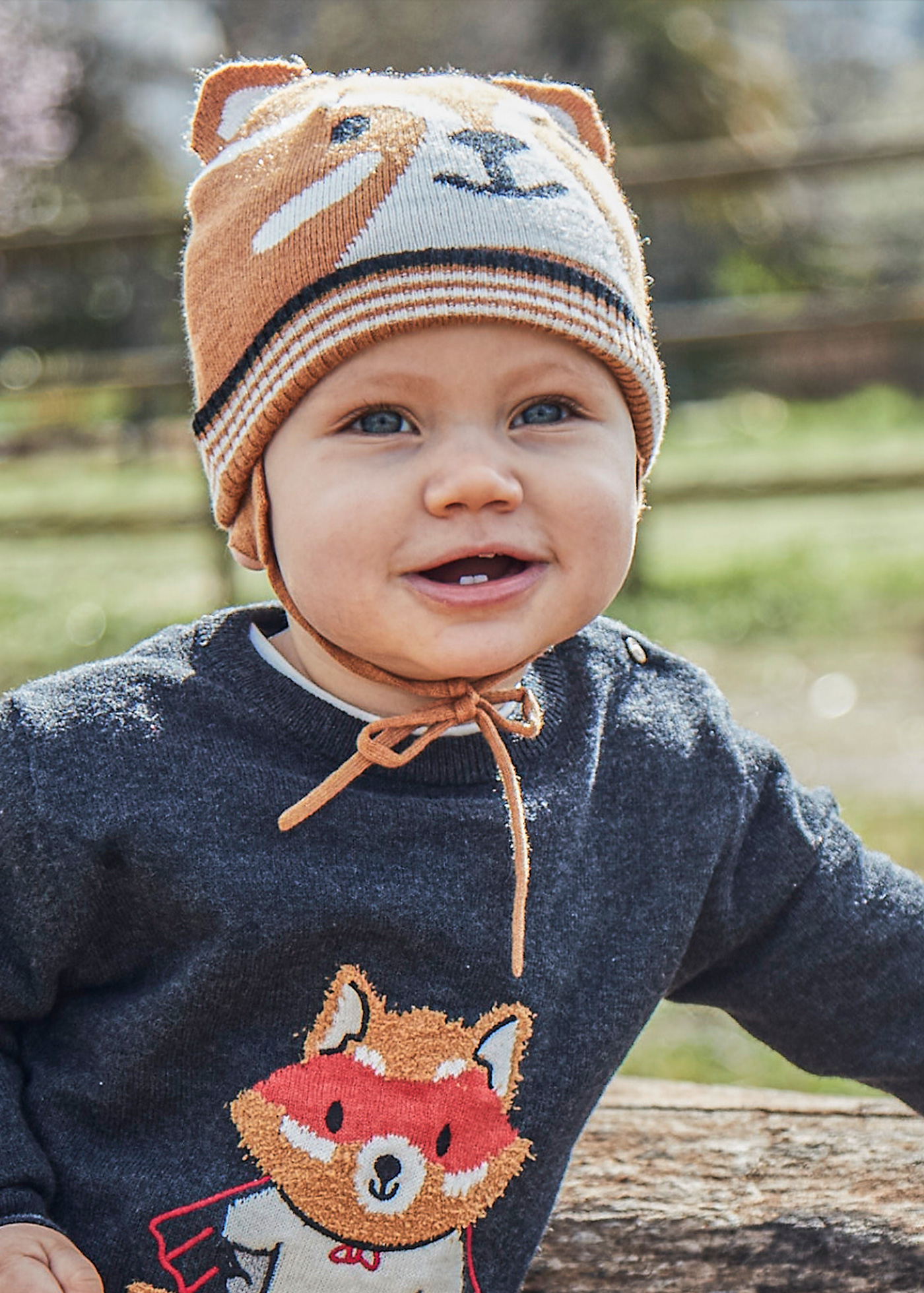 Gorro de tricô com orelhas de bebê