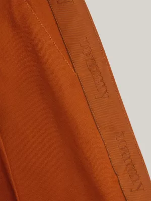 Calças chino esportivas de perna larga com logo repetido