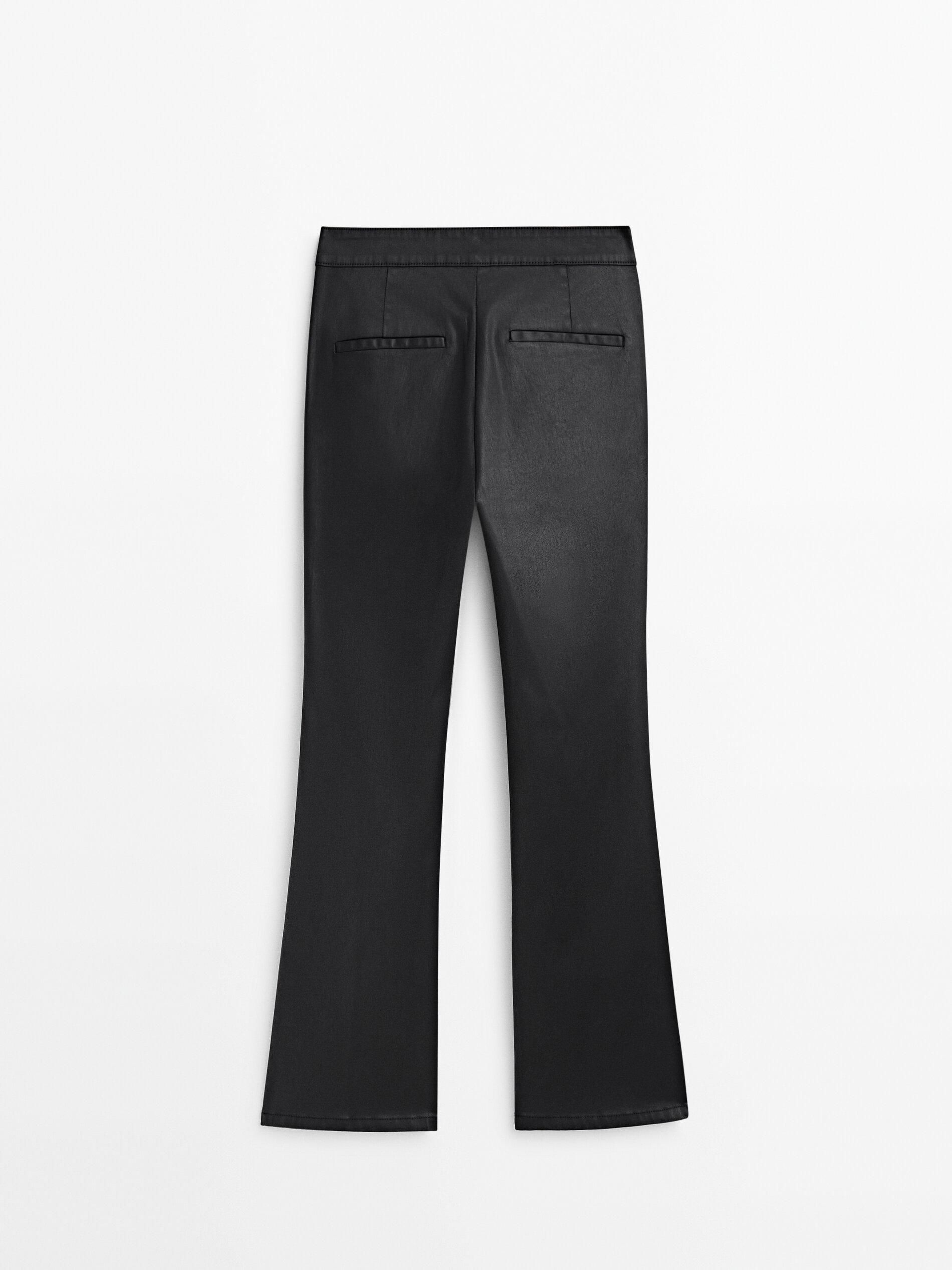 Calça flare com nervuras centrais e acabamento encerado - PRETA