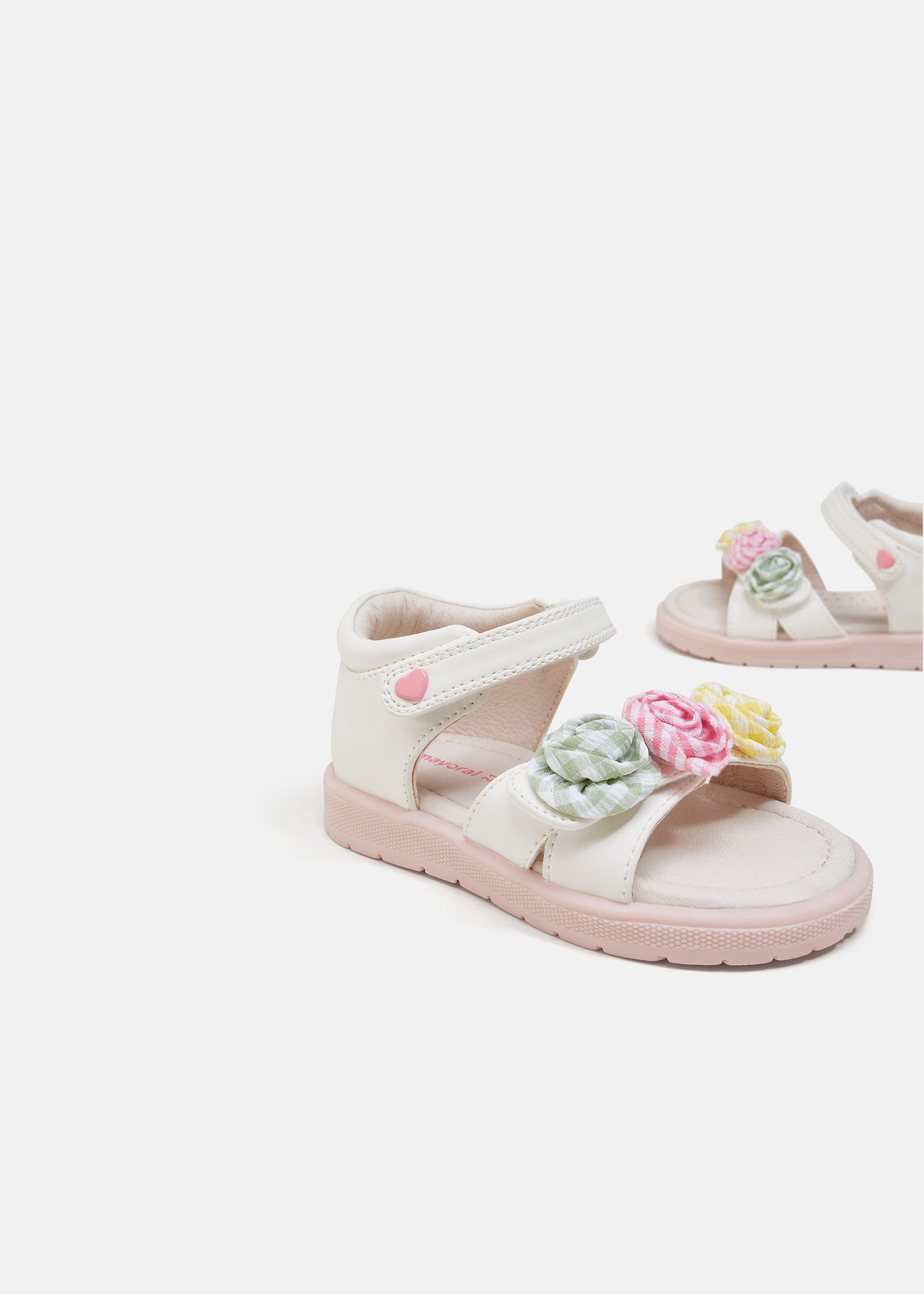 Sandália infantil com aplique de flor