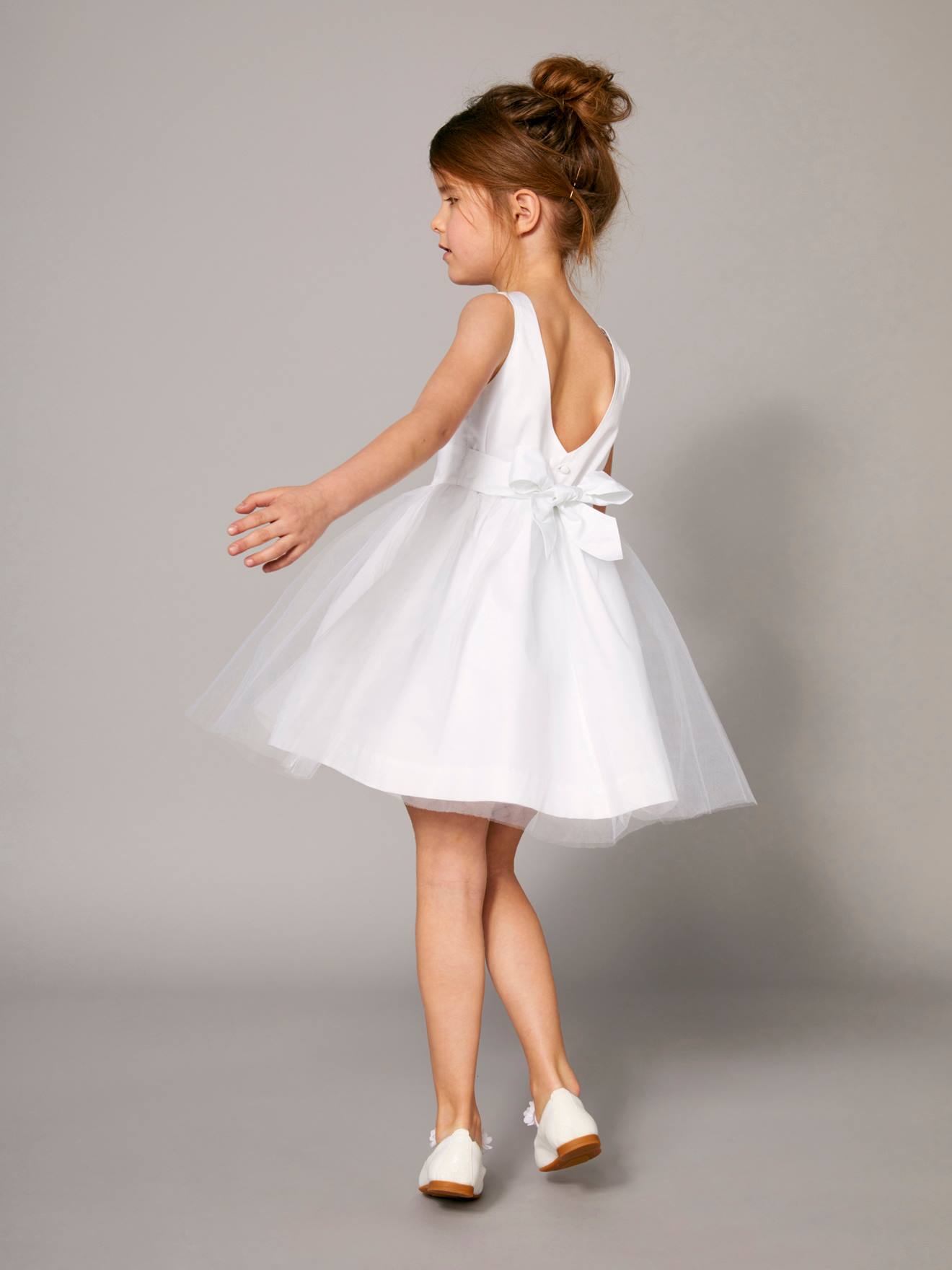 Vestido formal de cetim e musselina bege para menina, com maquiagem.