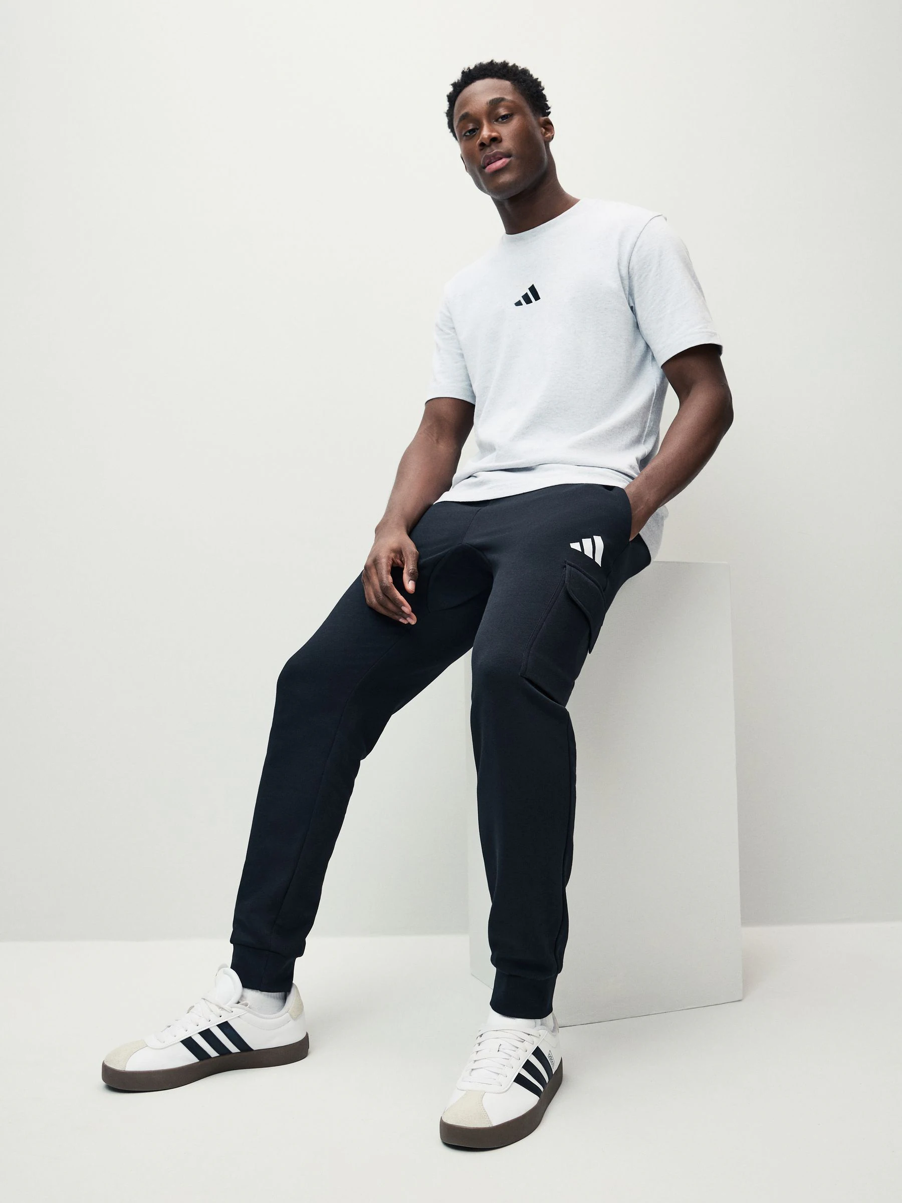 Zwart - adidas Essentials Feelcosy Fleece Cargo Joggers