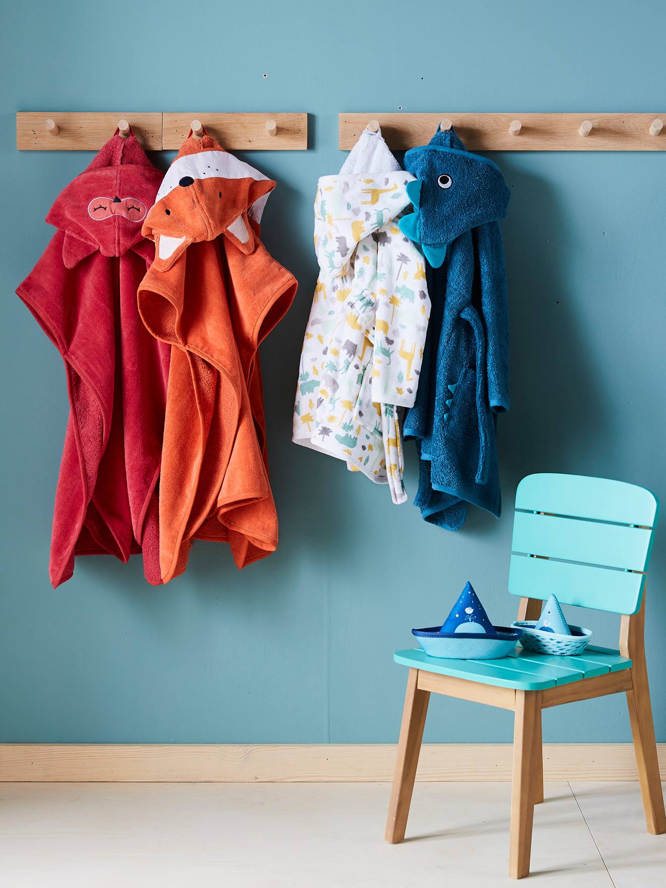 Robe de banho infantil com estampa de dinossauro personalizável, azul liso tamanho médio com detalhes.