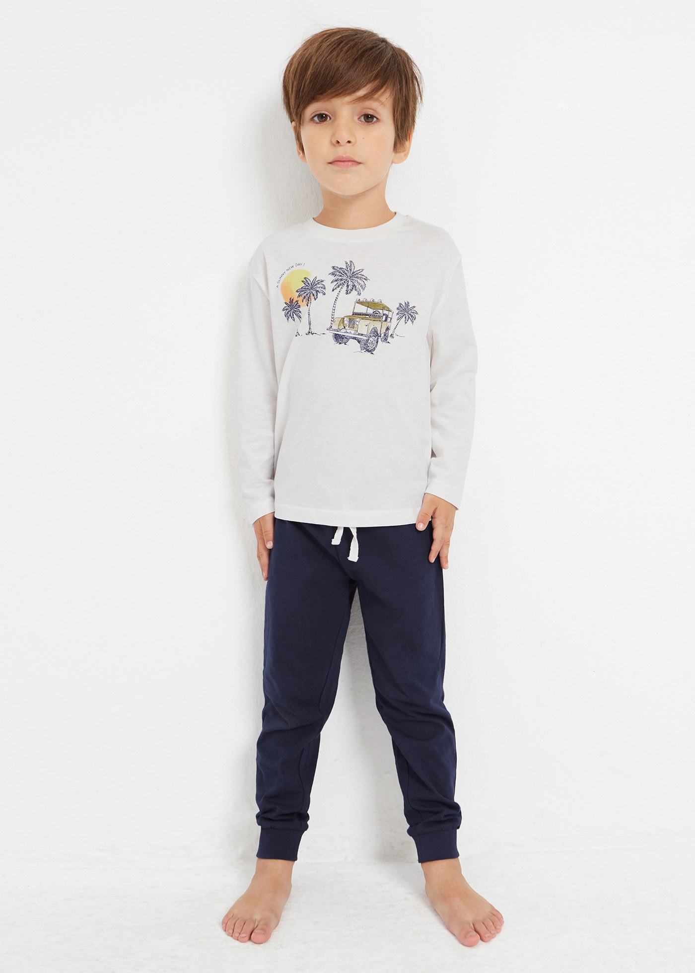 Pijama estampado feito com algodão sustentável para meninos