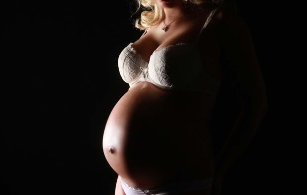 Babybauch-Fotoshooting in Dresden als Geschenkidee