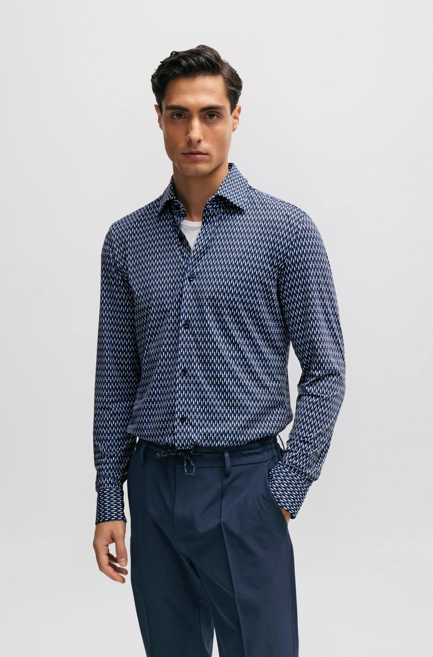 Camisa BOSS preta de corte slim em tecido elástico de alta performance com estampa.