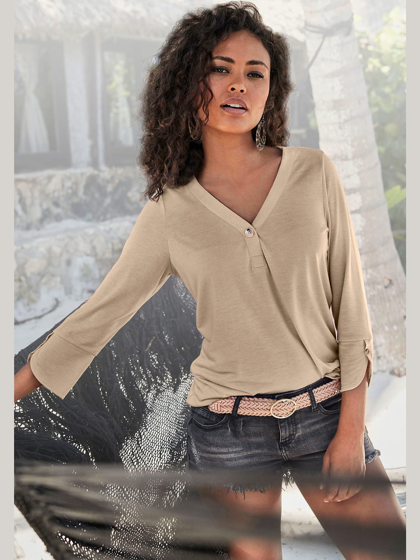 T-shirt à manches 3/4 col v, grand bouton imitation corne