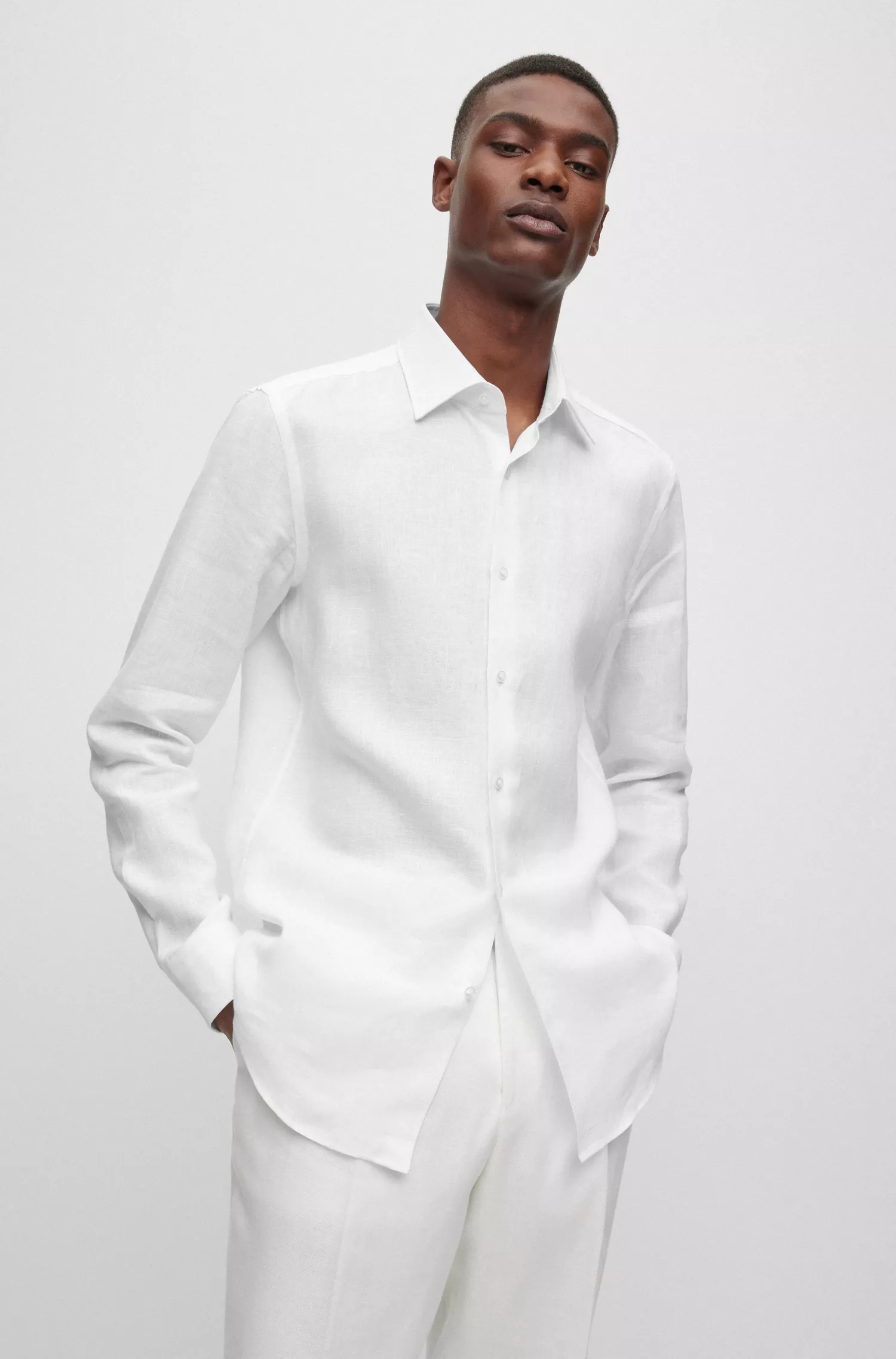 Camisa BOSS preta de corte slim em linho italiano.