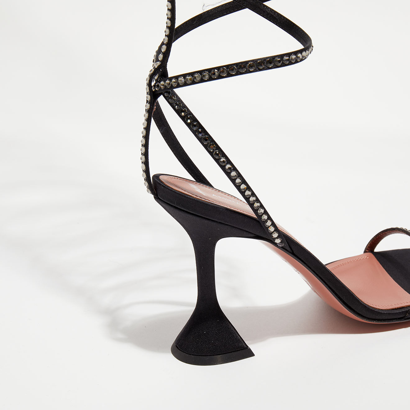 Amina Muaddi Sandales en Satin & Strass Gladi noires - Talon 10 cm