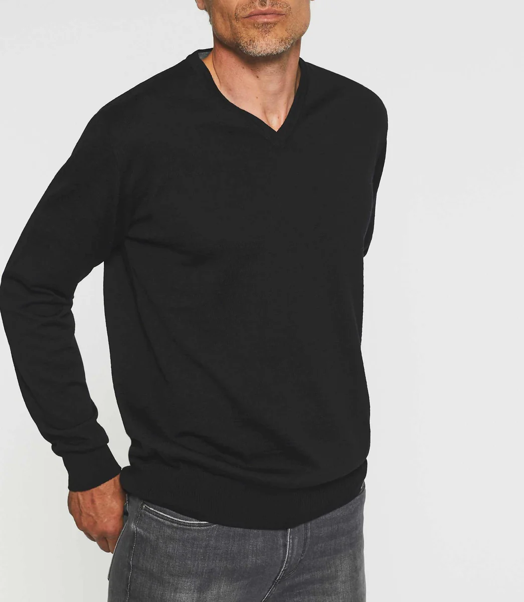 Pull col V en laine noir BASTIANO