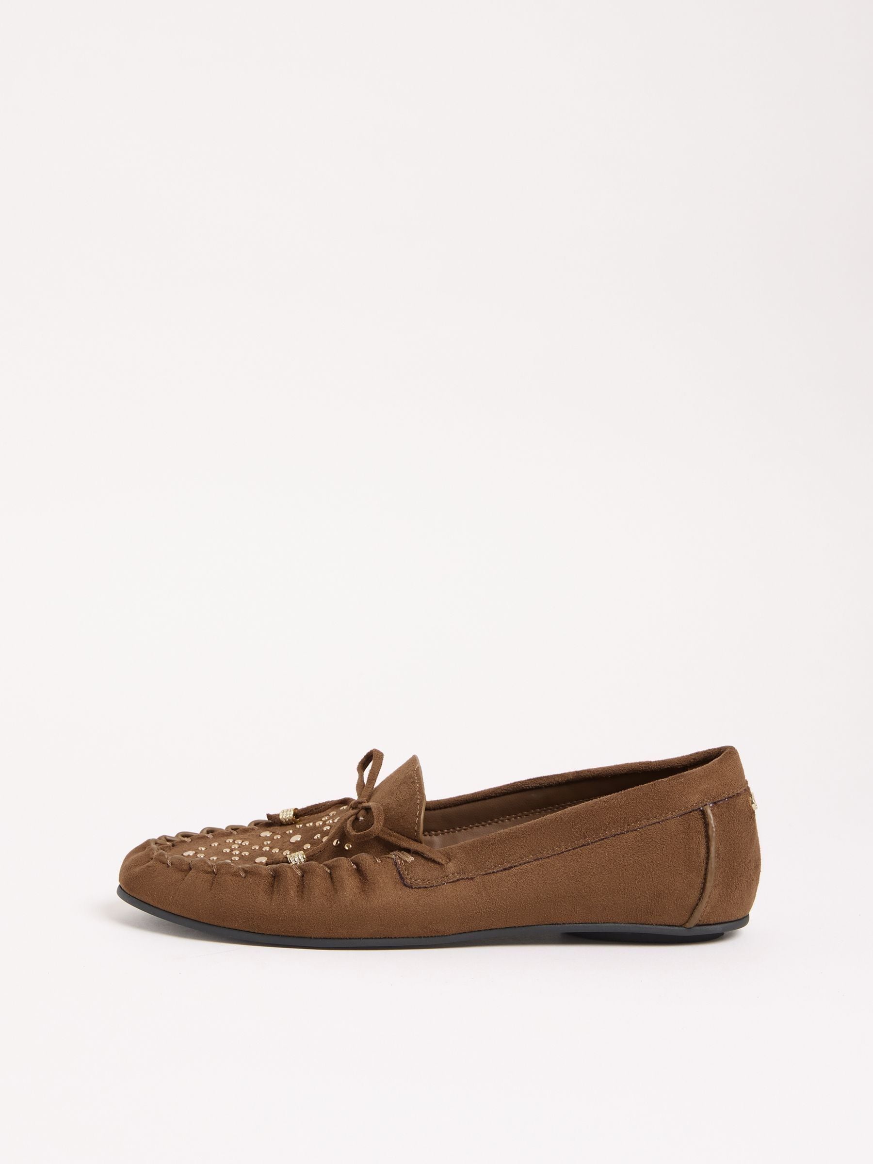 Chocoladebruin - Lipsy casual mocassin instappers van imitatieleer met studs
