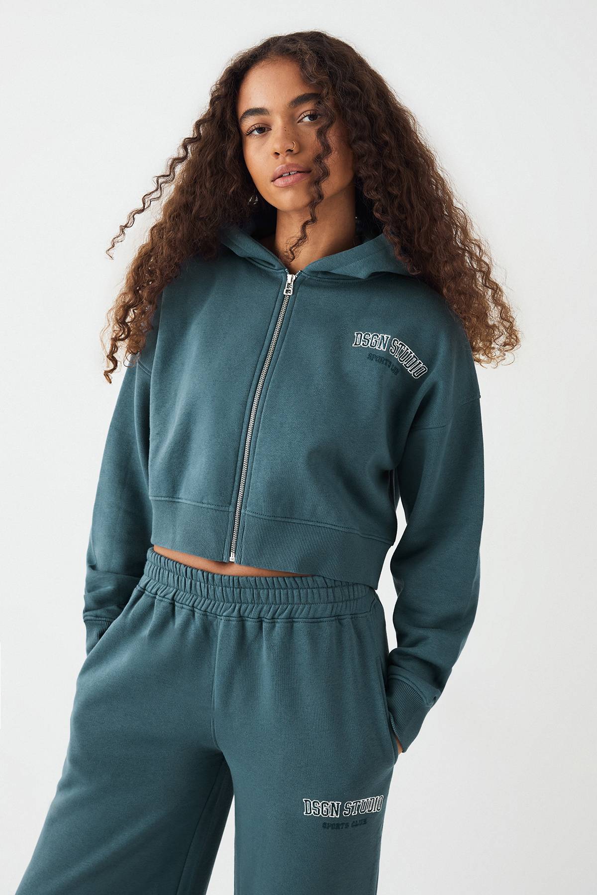 Sweat à Casynthétiqueche Court Zippé Boxy DSGN Studio