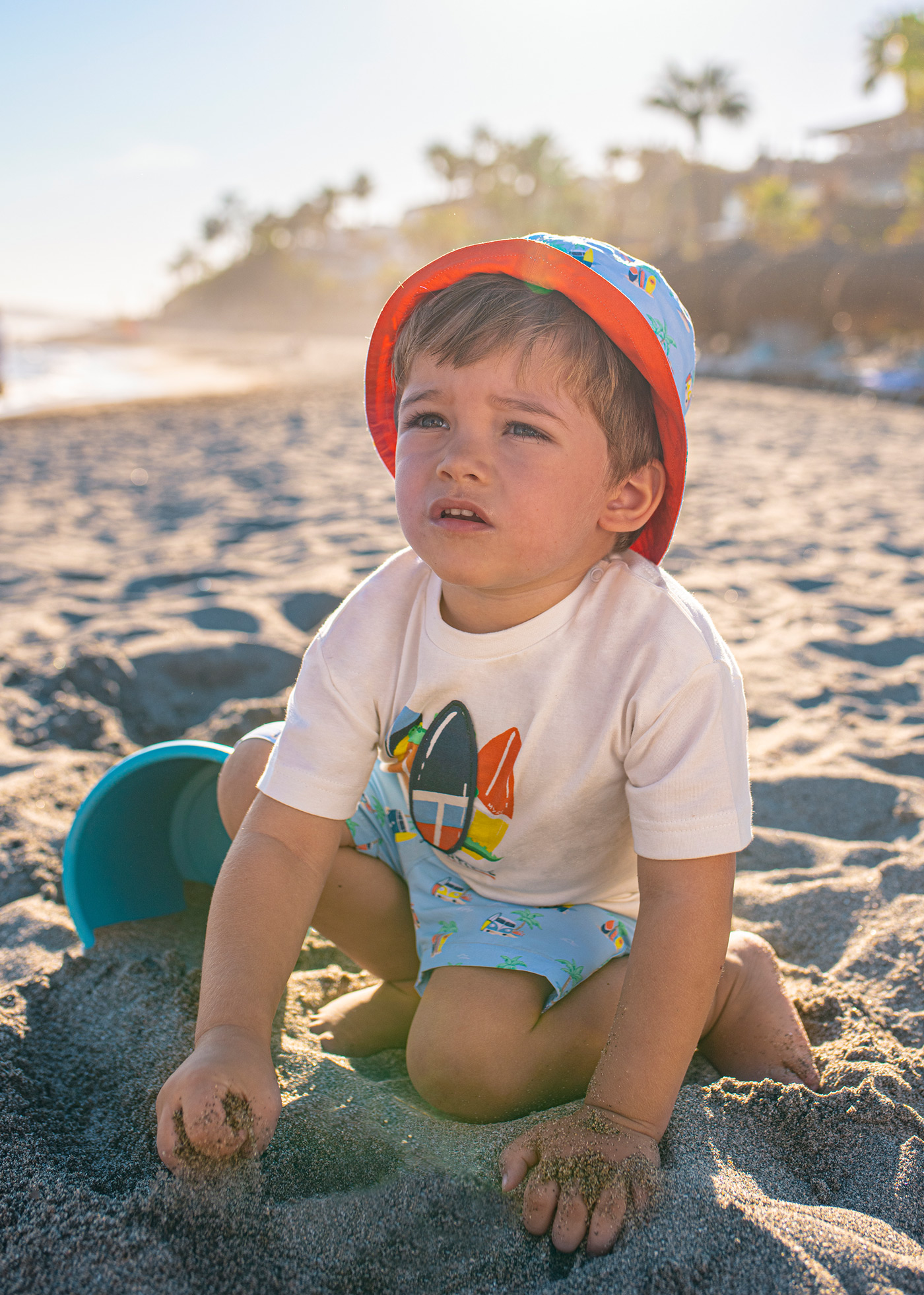 Camiseta infantil com estampa interativa feita de algodão sustentável.