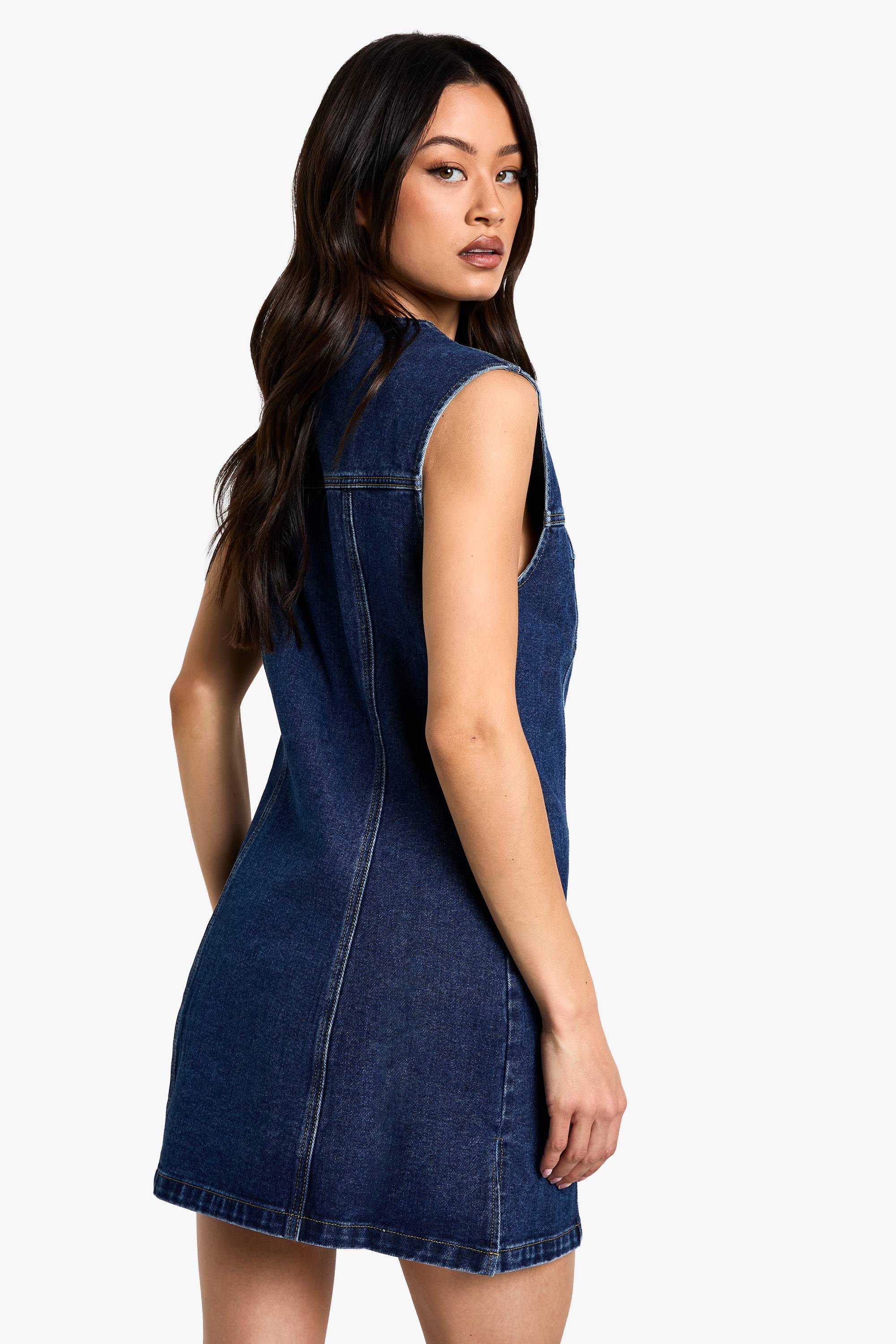 boohoo Robe Mini Denim Cintrée Sans Manches pour Grandes Tailles