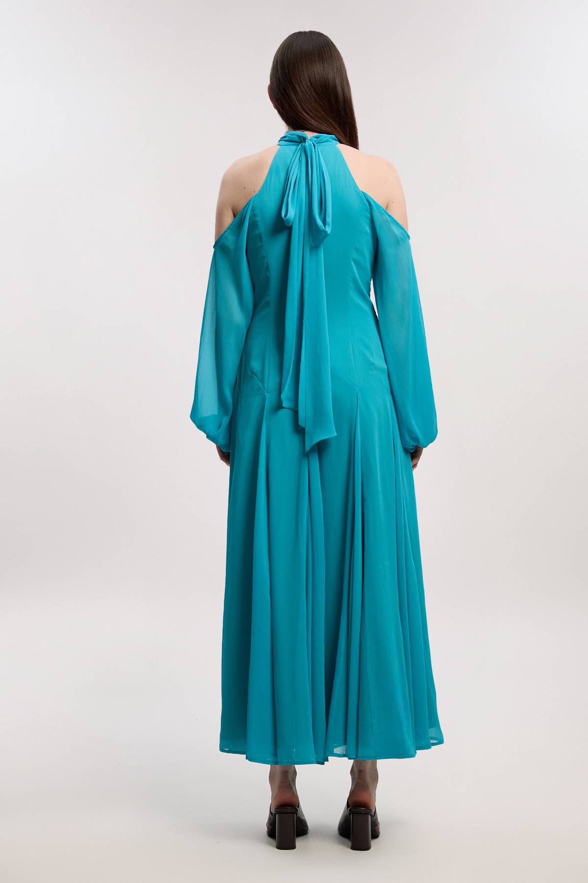KarenMillen Robe Longue Tissée En Georgette Froissée À Col Montant Et Épaules Dénudées