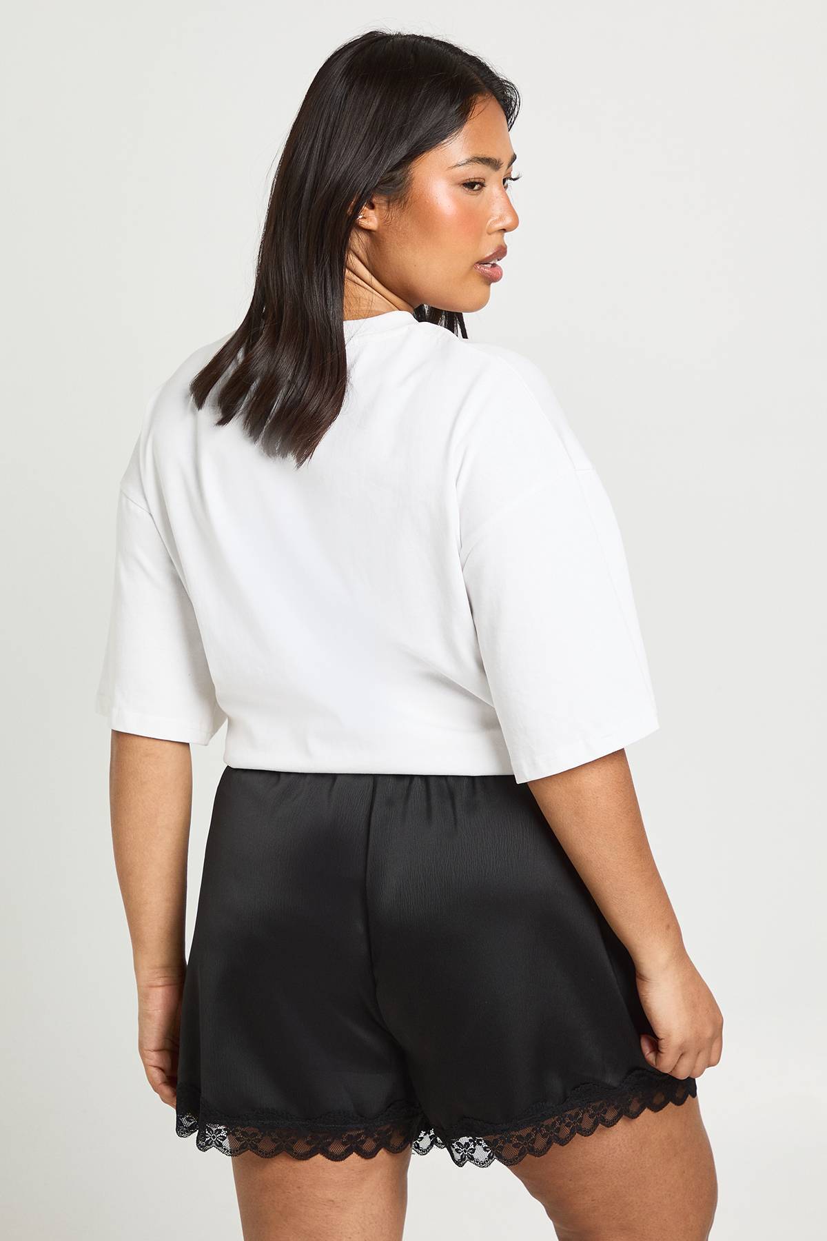 boohoo Short Grande Taille En Satin Avec Bordure En Dentelle