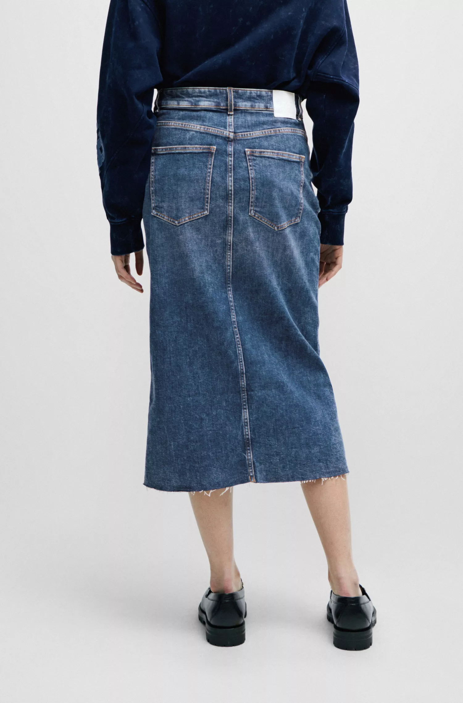 Saia midi BOSS laranja, corte justo, em denim elástico.