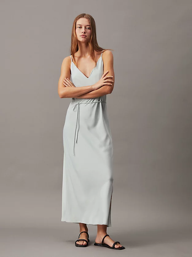 Vestido midi de alças com modelagem solta