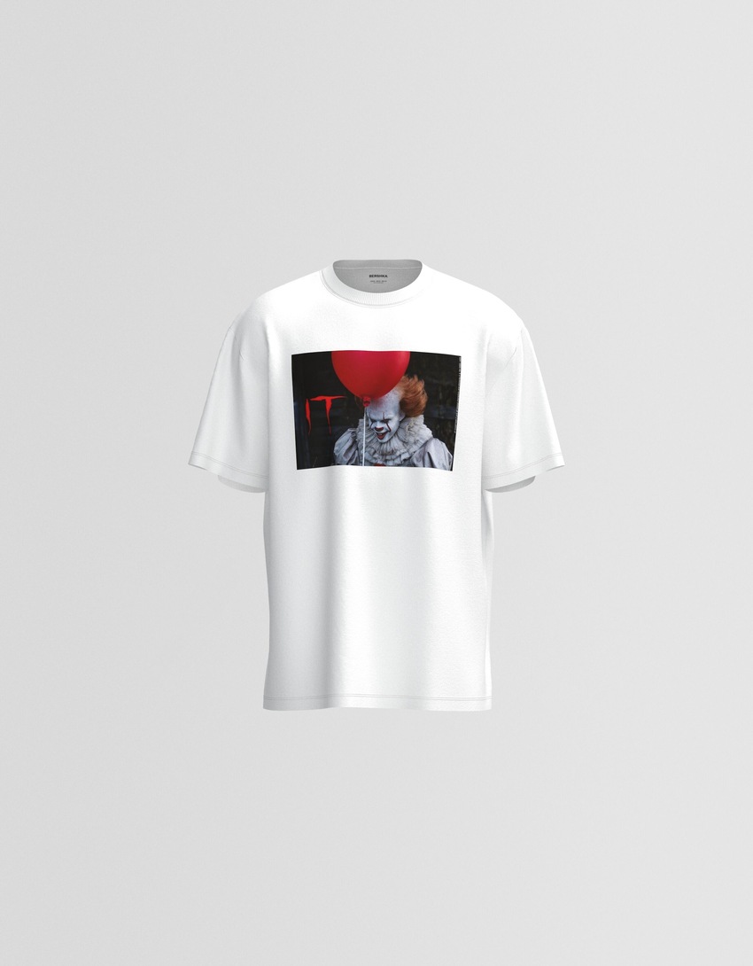 Camiseta de manga curta com estampa IT e modelagem quadrada
