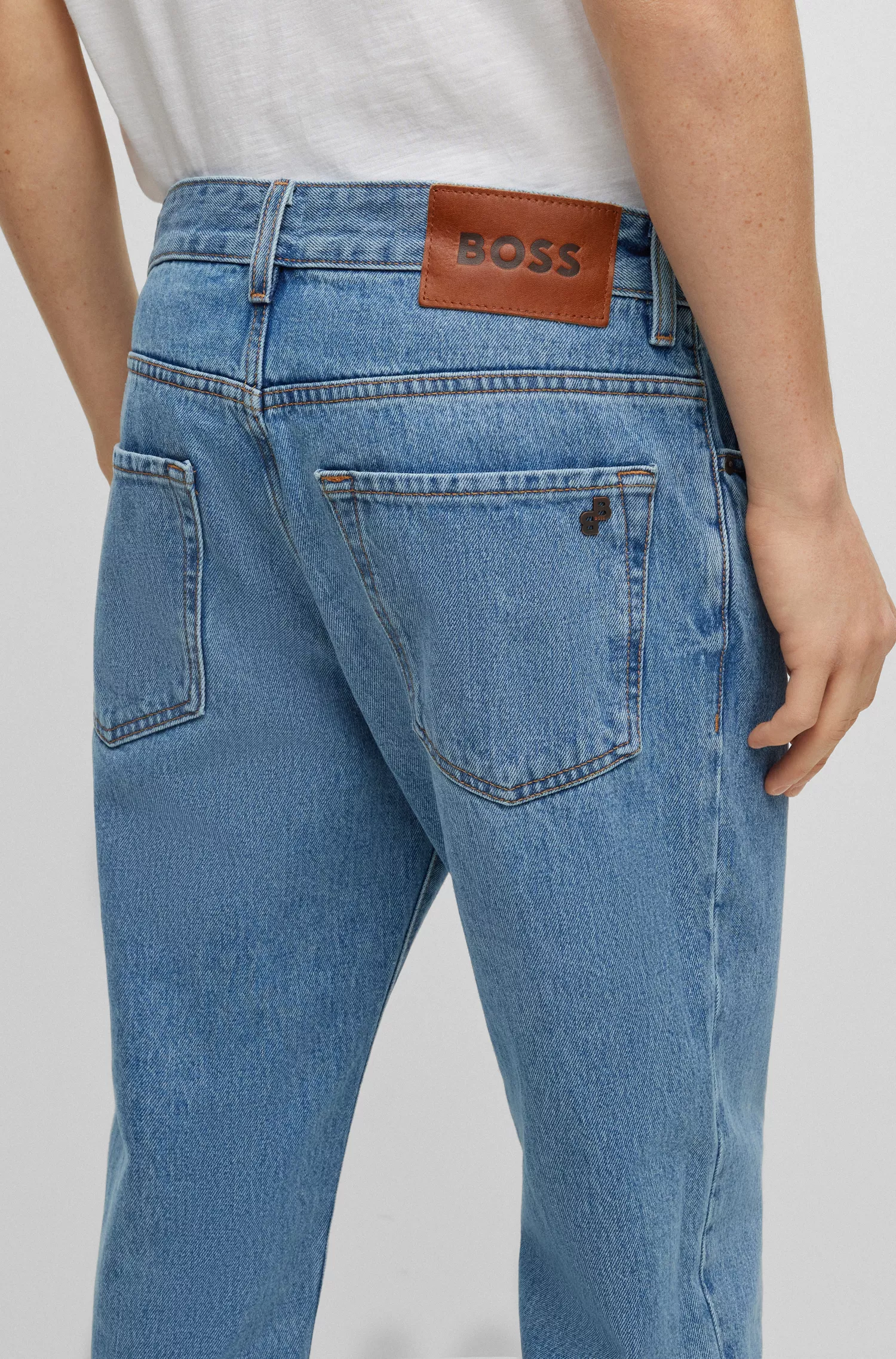 Calça jeans BOSS laranja, corte regular, em denim rígido azul médio.