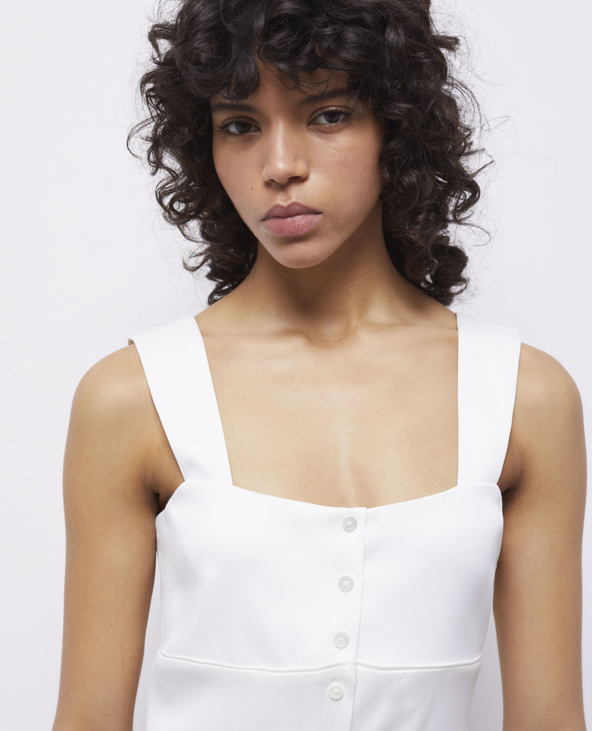 Robe longue blanche avec boutonnage