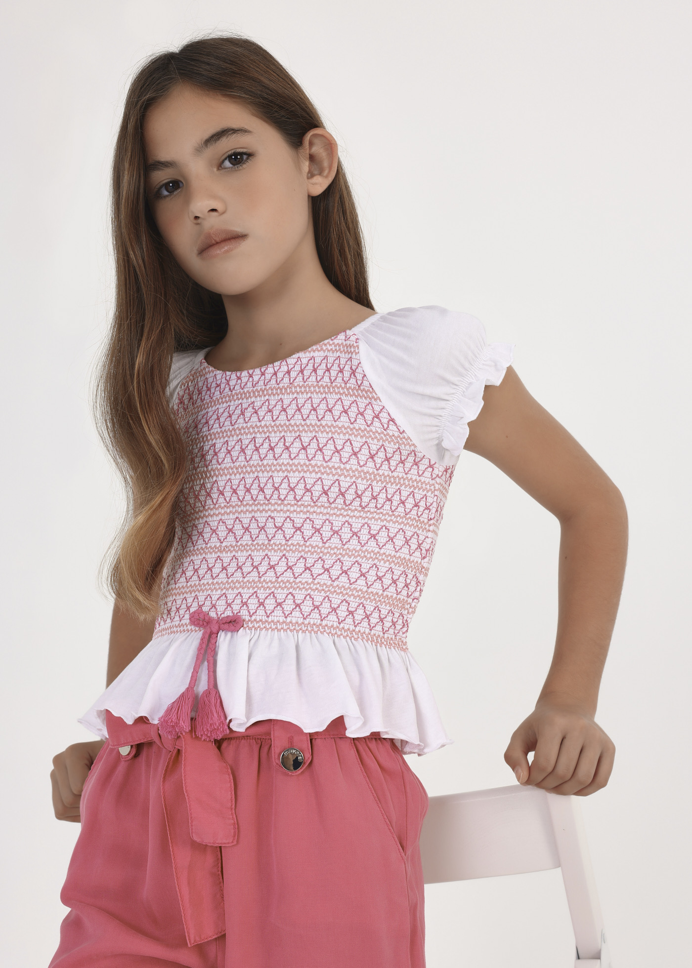 Camiseta infantil de algodão com mangas curtas e detalhes franzidos