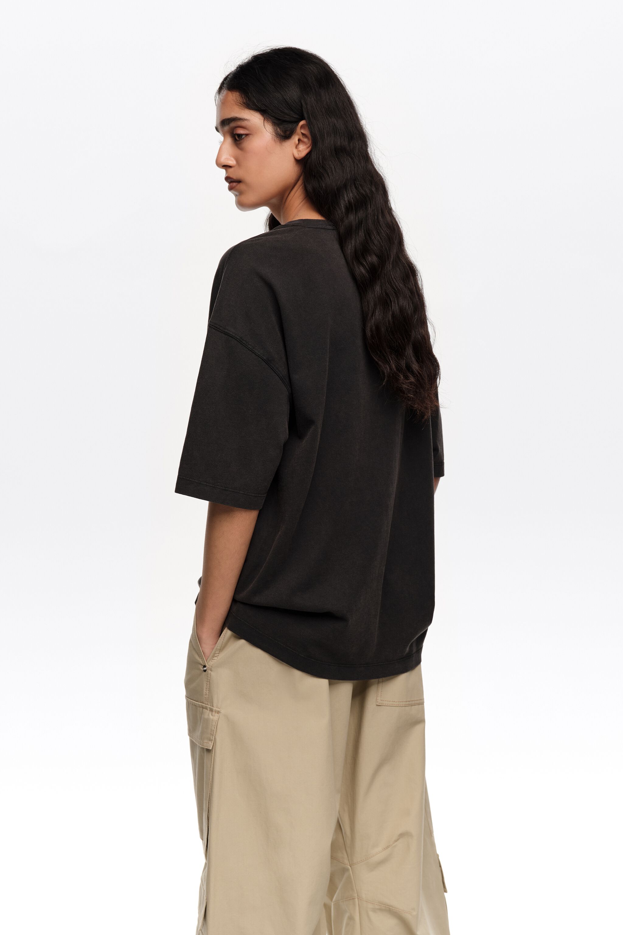 Camiseta preta desbotada com o logotipo dos dançarinos