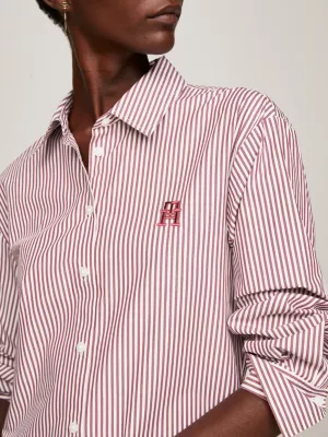 Vestido camisa listrado com cintura marcada e modelagem solta