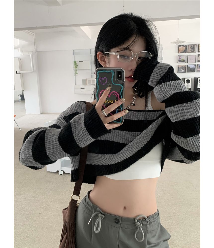 Gilmort - Gestreepte off-shoulder gebreide trui met lange mouwen