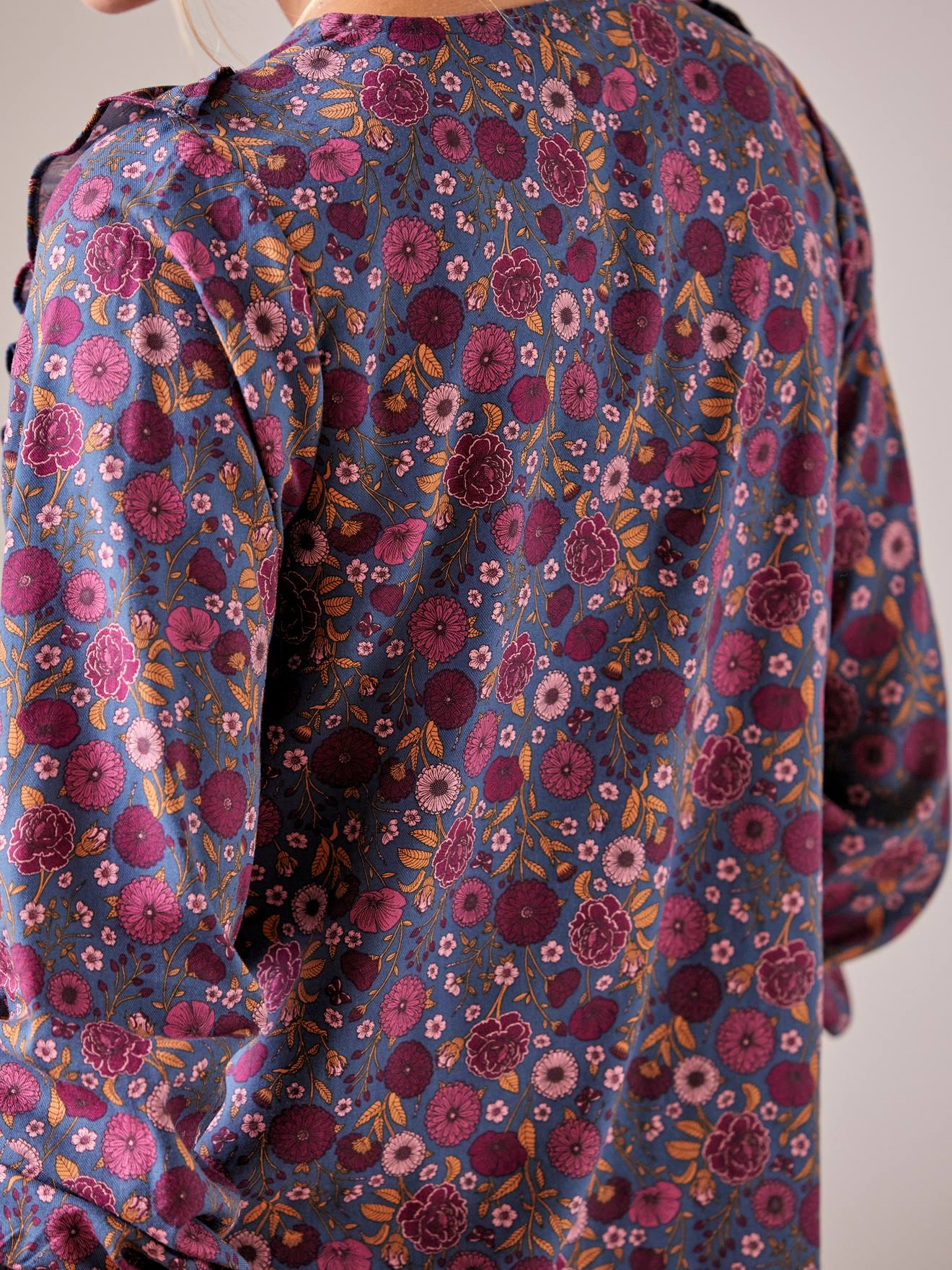 Blusa lisa azul-escura com estampa e botões, ideal para gestantes e lactantes.